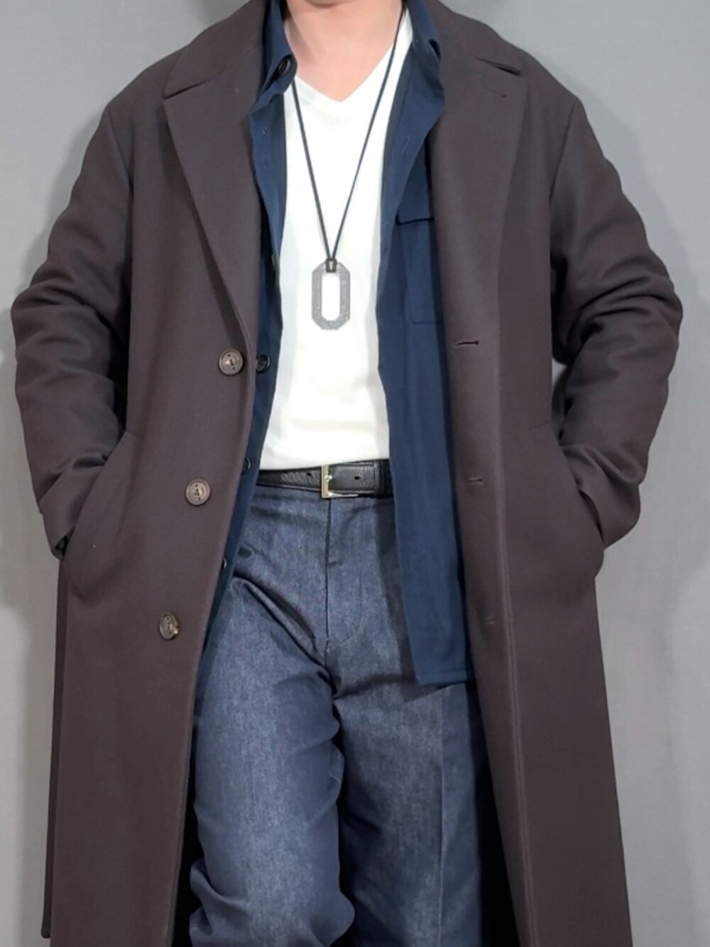 ブラウン系のジャケット/アウター、ブルー系のスラックス、ブラック系のドレスシューズを着用したメンズの冬コーディネートの2枚目の写真