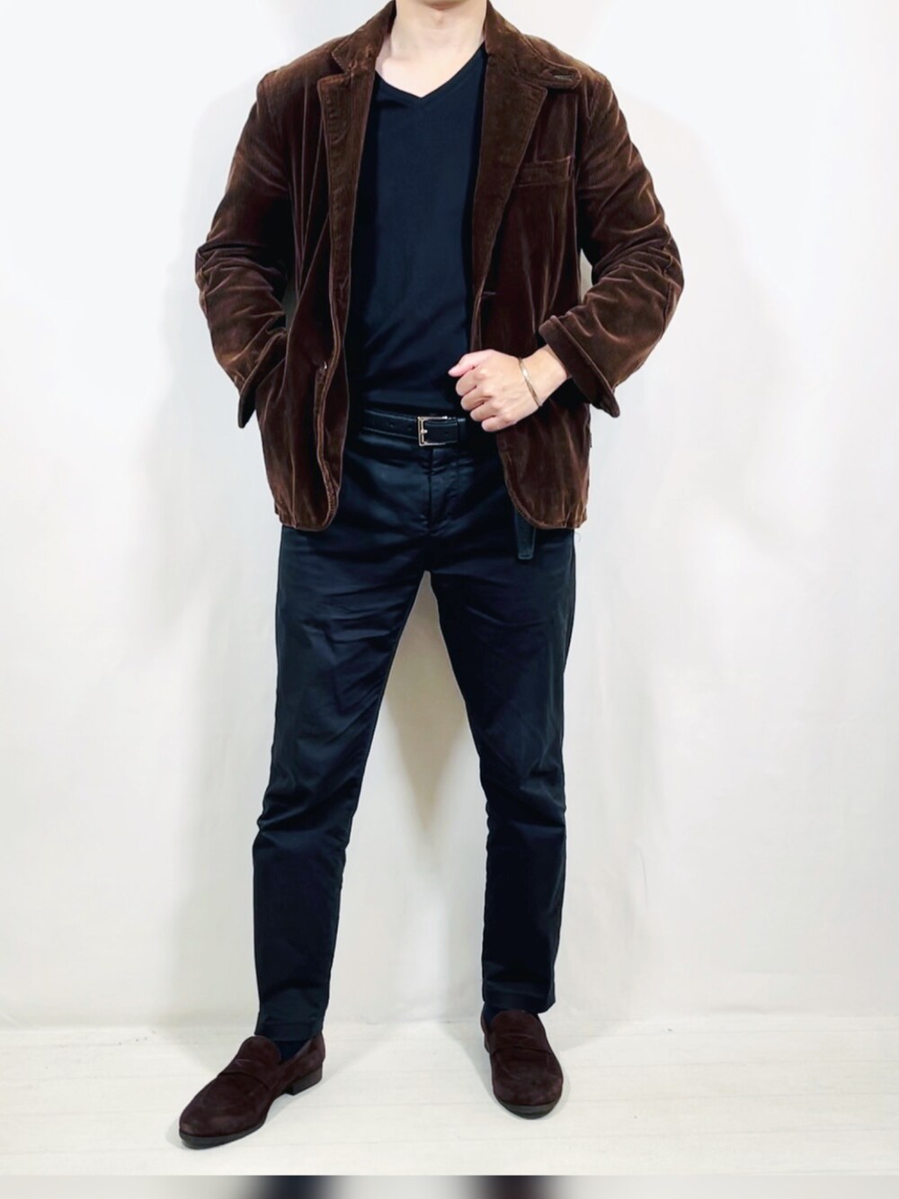 ブラウン系のテーラードジャケット、ブラック系のスラックス、ブラウン系のローファーを着用したメンズの秋コーディネートの2枚目の写真