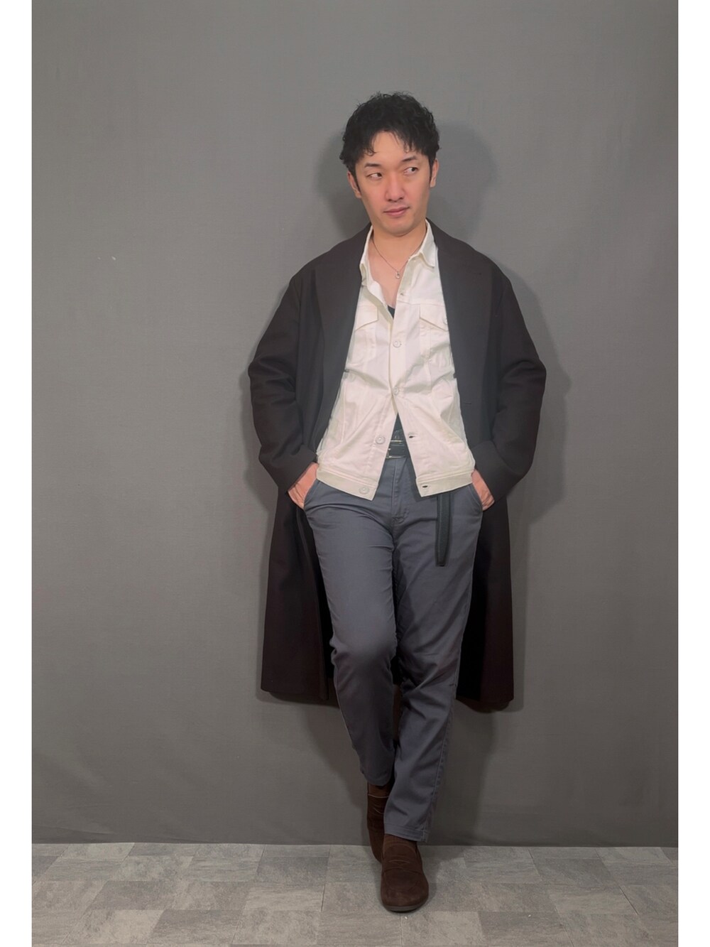 ホワイト系のシャツ/ブラウス、ブラウン系のチェスターコート、ブラウン系のローファーを着用したメンズの冬コーディネートの5枚目の写真