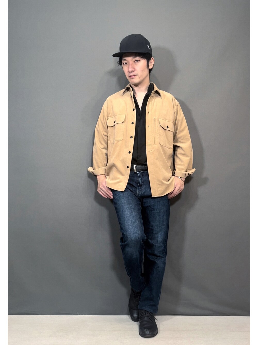 ベージュ系のシャツ/ブラウス、ブラック系のシャツ/ブラウス、ブルー系のデニムパンツを着用したメンズの春コーディネートの5枚目の写真