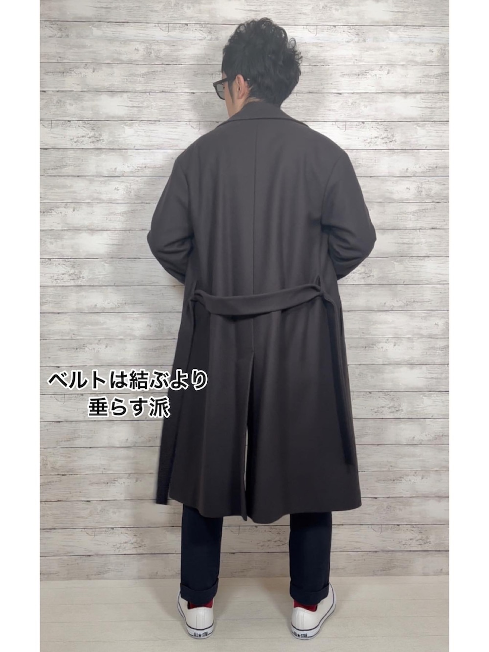 ブラウン系のジャケット/アウター、ブルー系のスラックス、ホワイト系のスニーカーを着用したメンズの冬コーディネートの3枚目の写真