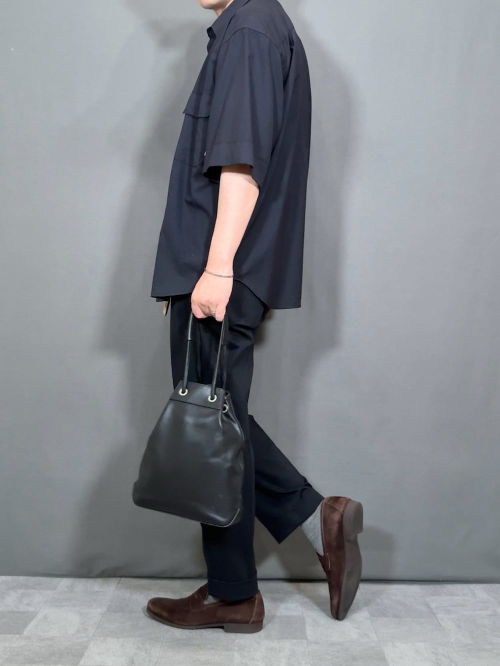 グレー系のTシャツ/カットソー、ブラウン系のローファーを着用したメンズの夏コーディネートの4枚目の写真