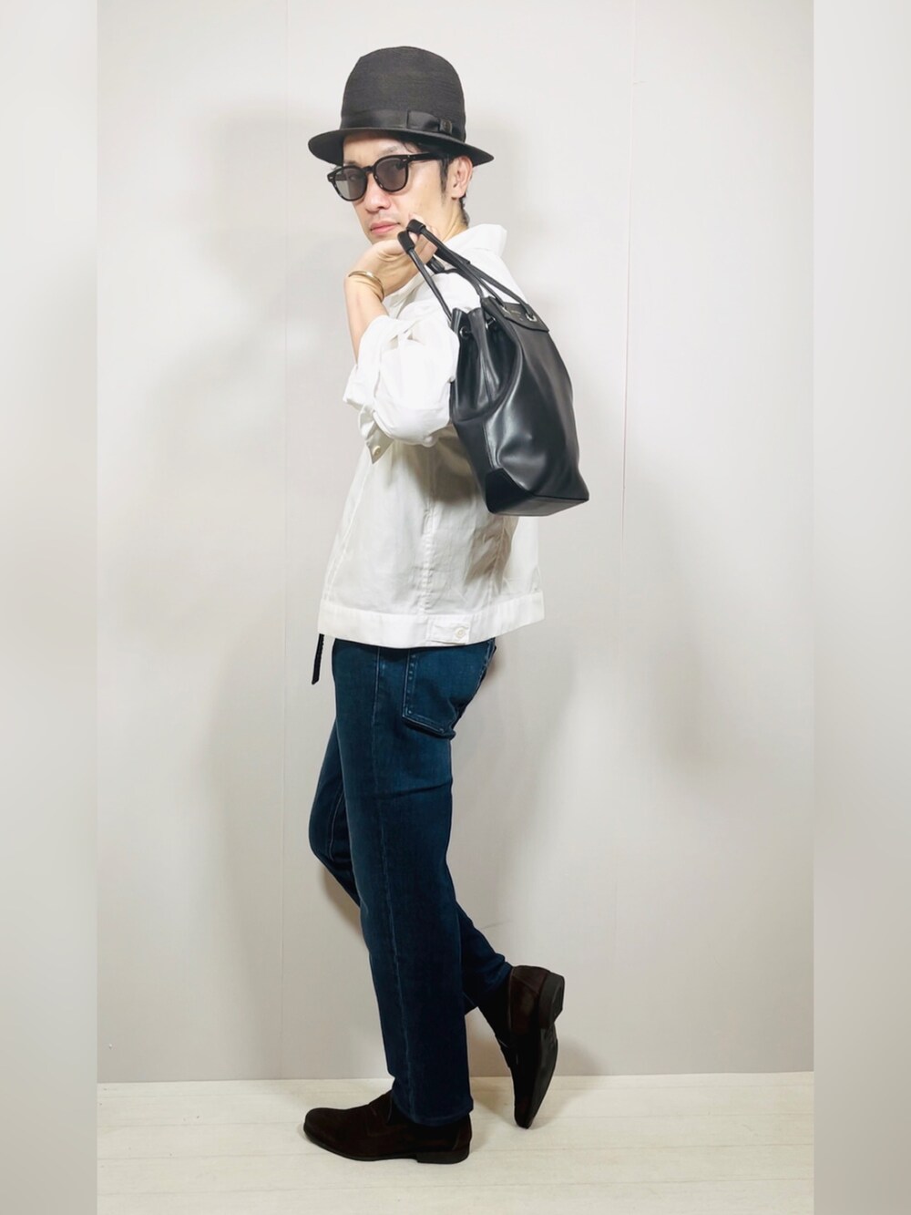 ホワイト系のシャツ/ブラウス、ブルー系のデニムパンツ、ブラウン系のローファーを着用したメンズの夏コーディネートの3枚目の写真