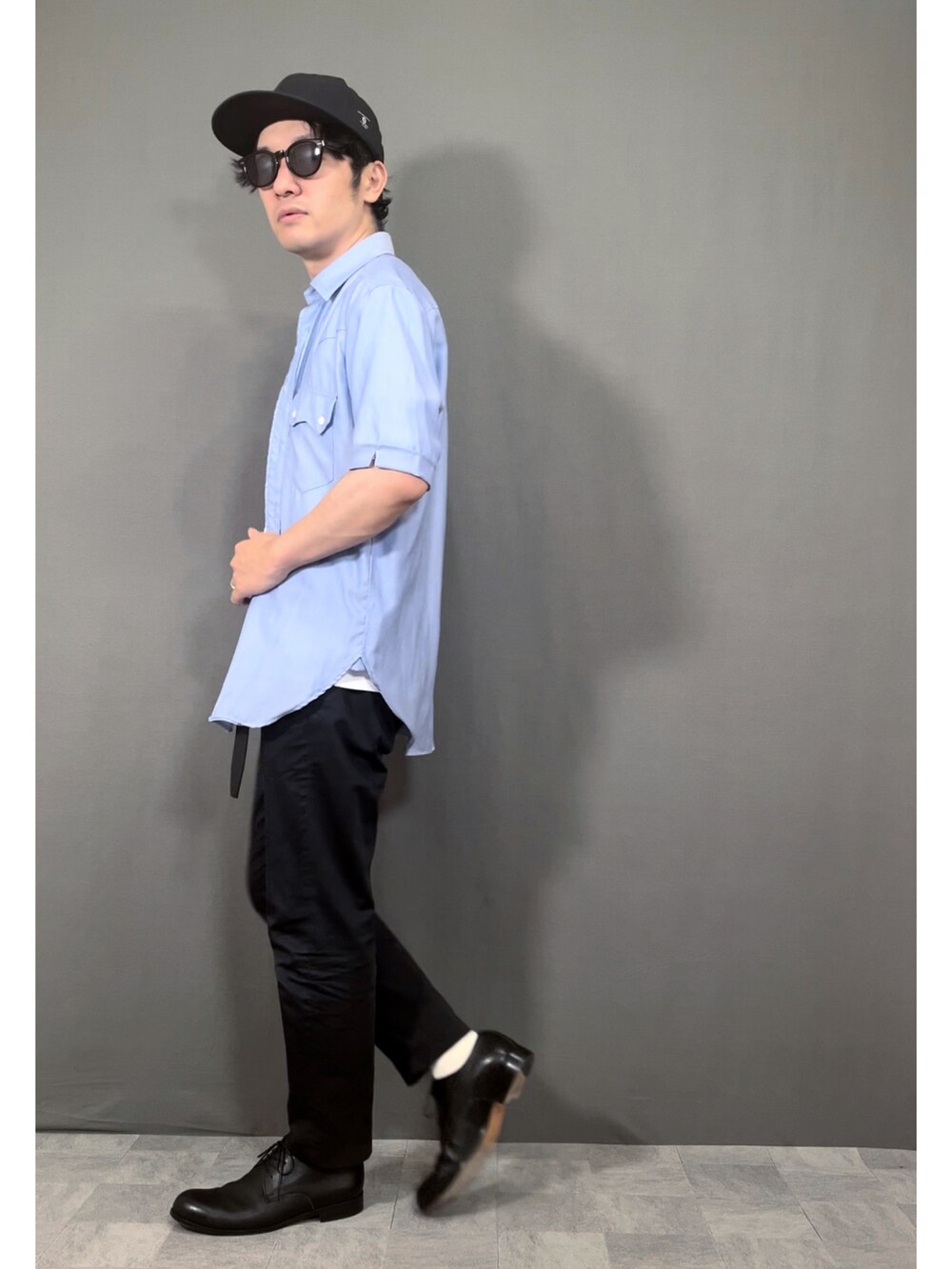 ブルー系のシャツ/ブラウス、ホワイト系のTシャツ/カットソー、ブラック系のスラックスを着用したメンズの夏コーディネートの5枚目の写真