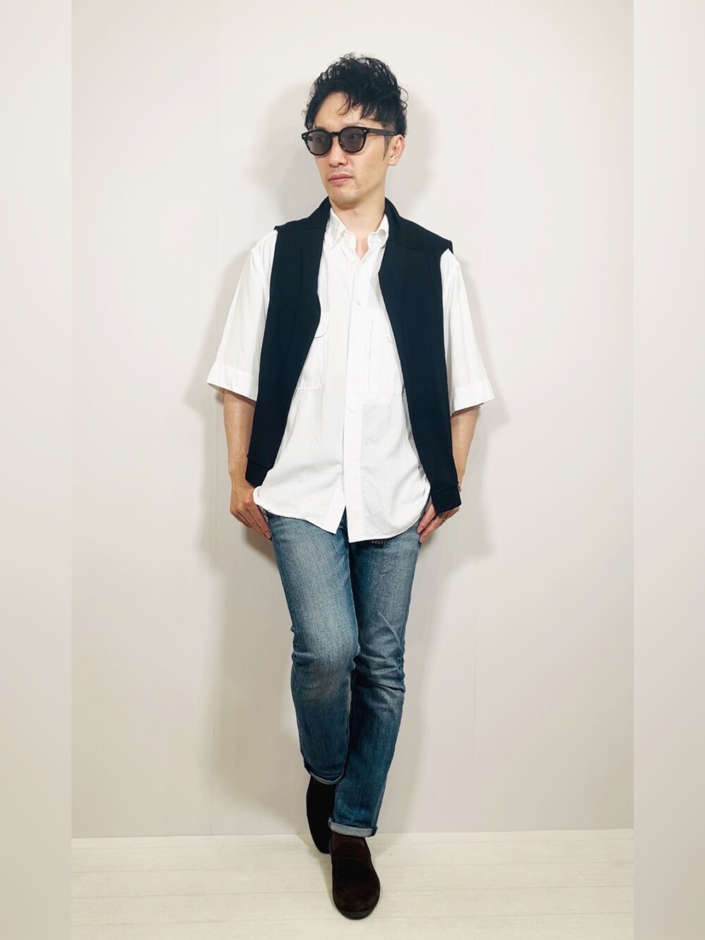 ホワイト系のシャツ/ブラウス、ブルー系のデニムパンツ、ブラウン系のローファーを着用したメンズの春コーディネートの2枚目の写真