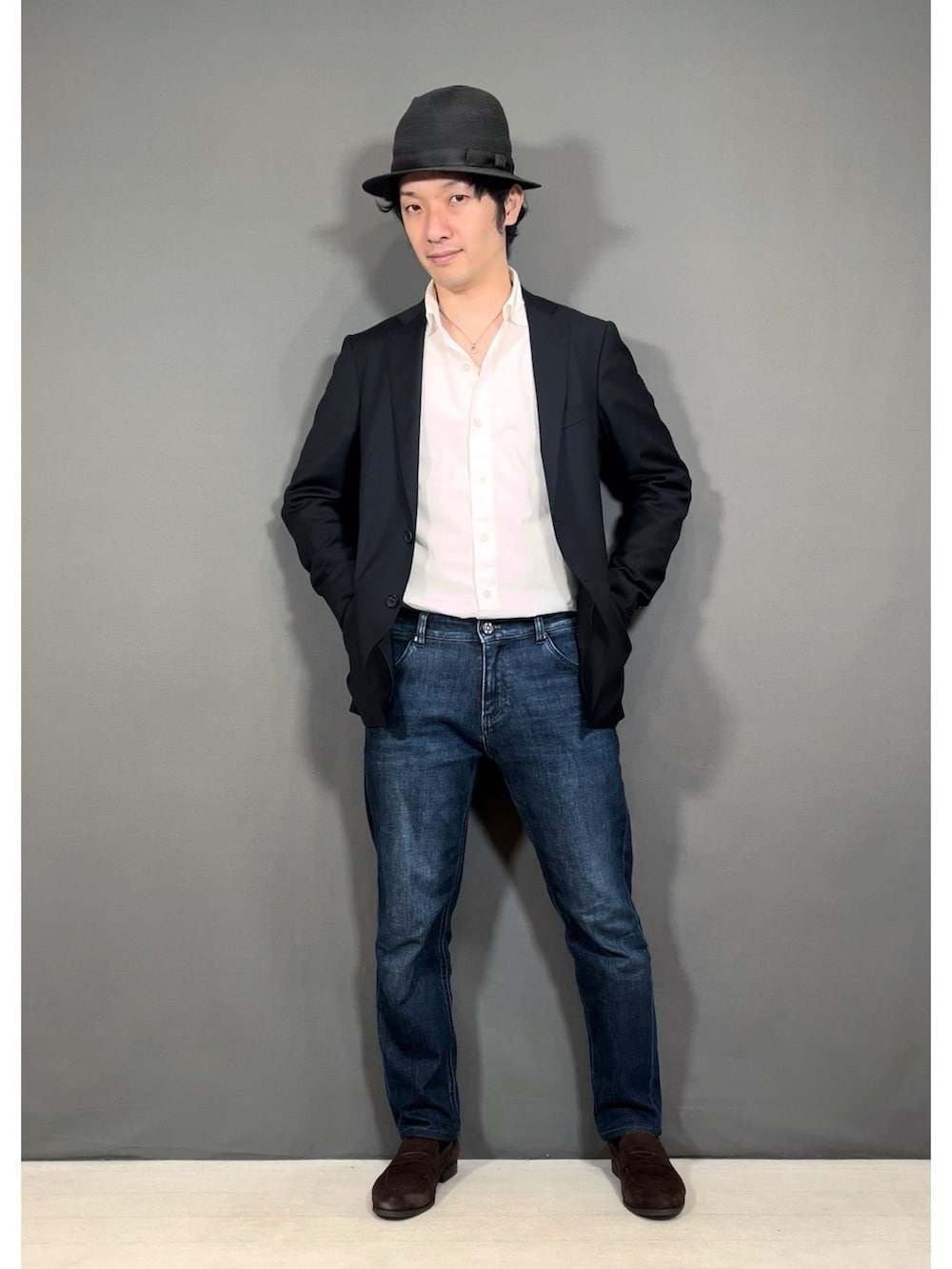 ブラック系のテーラードジャケット、ホワイト系のシャツ/ブラウス、ブルー系のデニムパンツを着用したメンズの春コーディネートの5枚目の写真