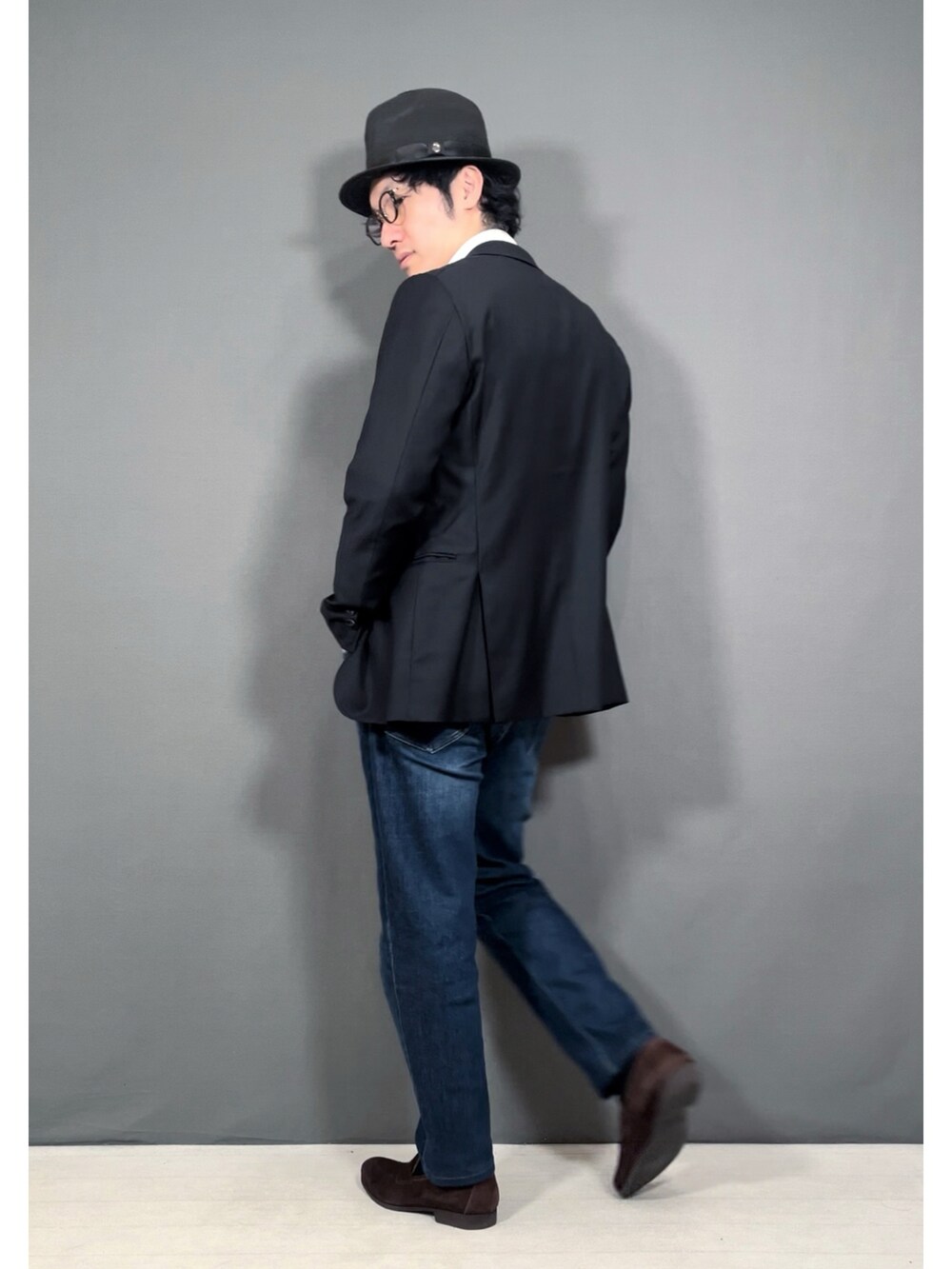 ブラック系のテーラードジャケット、ホワイト系のシャツ/ブラウス、ブルー系のデニムパンツを着用したメンズの春コーディネートの4枚目の写真