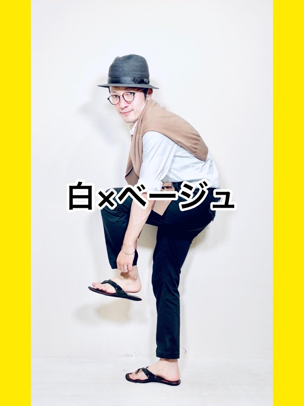 ホワイト系のシャツ/ブラウス、ブラック系のスラックス、ブラック系のハットを着用したメンズの夏コーディネートの2枚目の写真