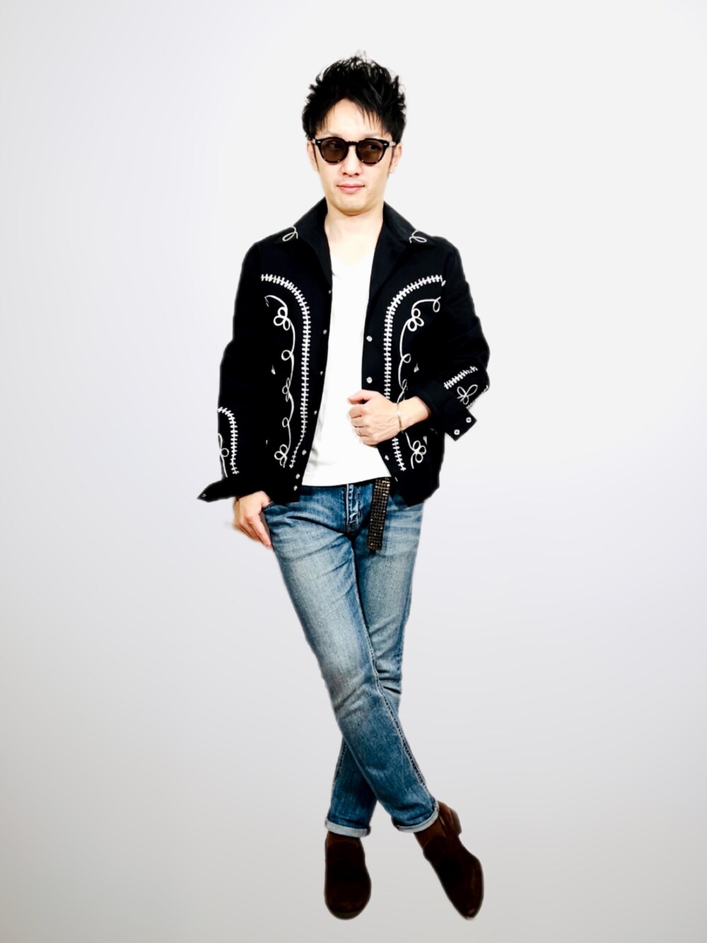 ブラック系のジャケット/アウター、ブルー系のデニムパンツ、ブラウン系のローファーを着用したメンズの春コーディネートの5枚目の写真