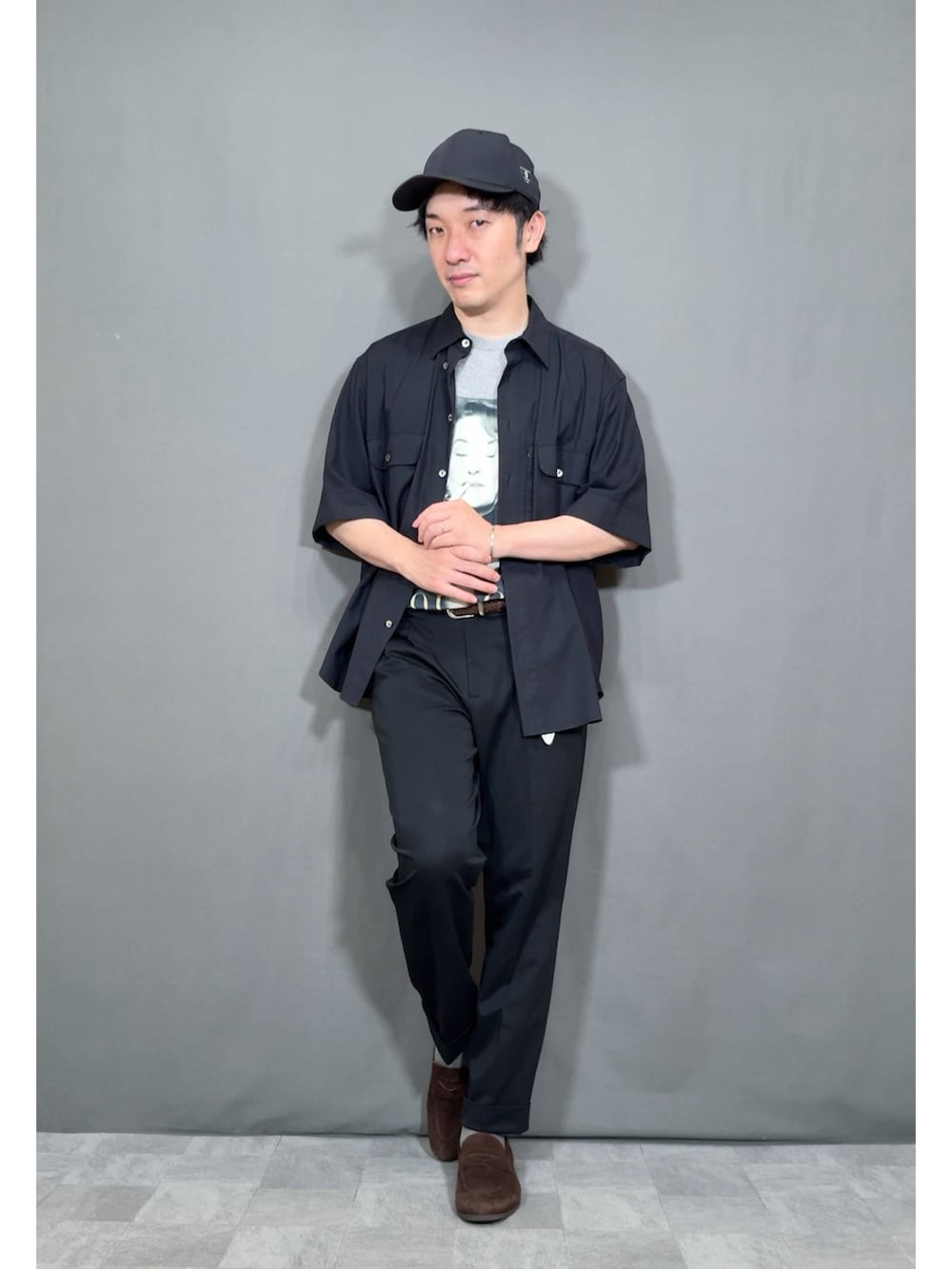 グレー系のTシャツ/カットソー、ブラウン系のローファーを着用したメンズの夏コーディネートの5枚目の写真