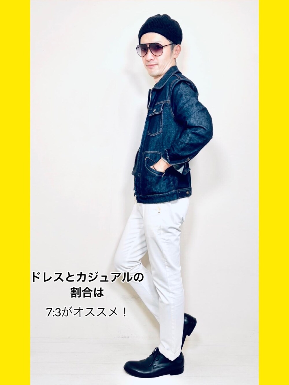 ブルー系のデニムジャケット、ホワイト系のスラックス、ブラック系のドレスシューズを着用したメンズの秋コーディネートの3枚目の写真