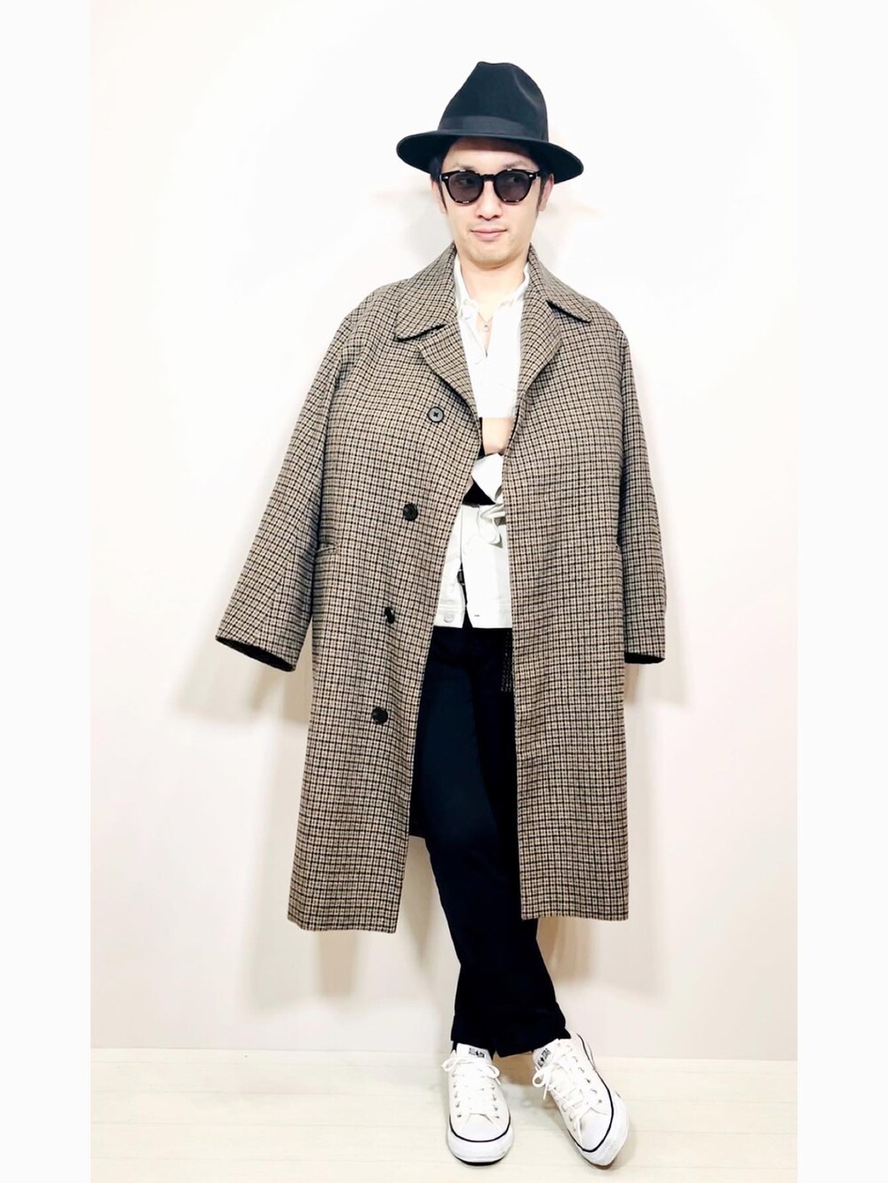 ホワイト系のブルゾン、ベージュ系のステンカラーコート、ブルー系のスラックスを着用したメンズの冬コーディネートの5枚目の写真