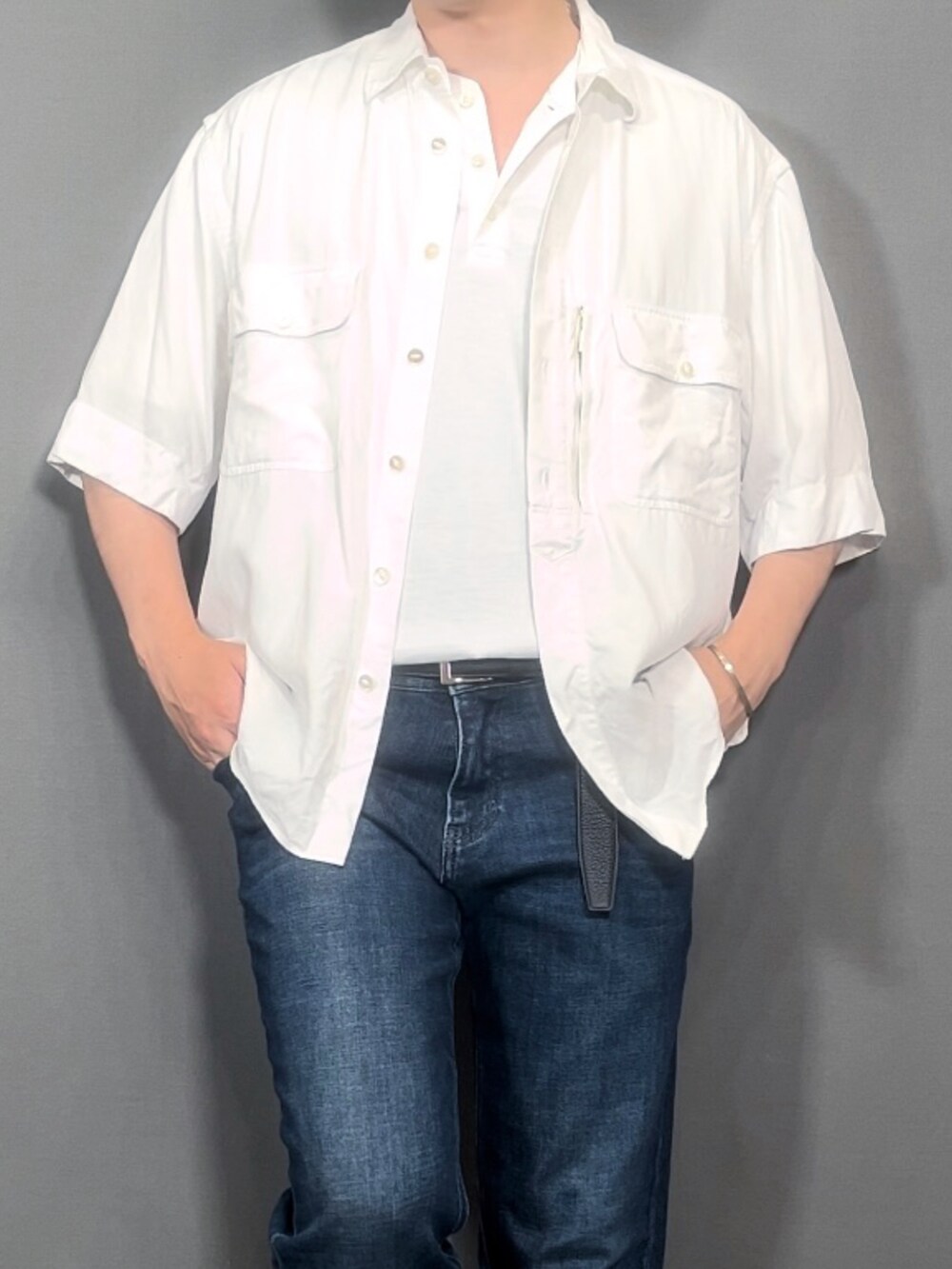 ホワイト系のTシャツ/カットソー、ホワイト系のシャツ/ブラウス、ブルー系のデニムパンツを着用したメンズの夏コーディネートの2枚目の写真