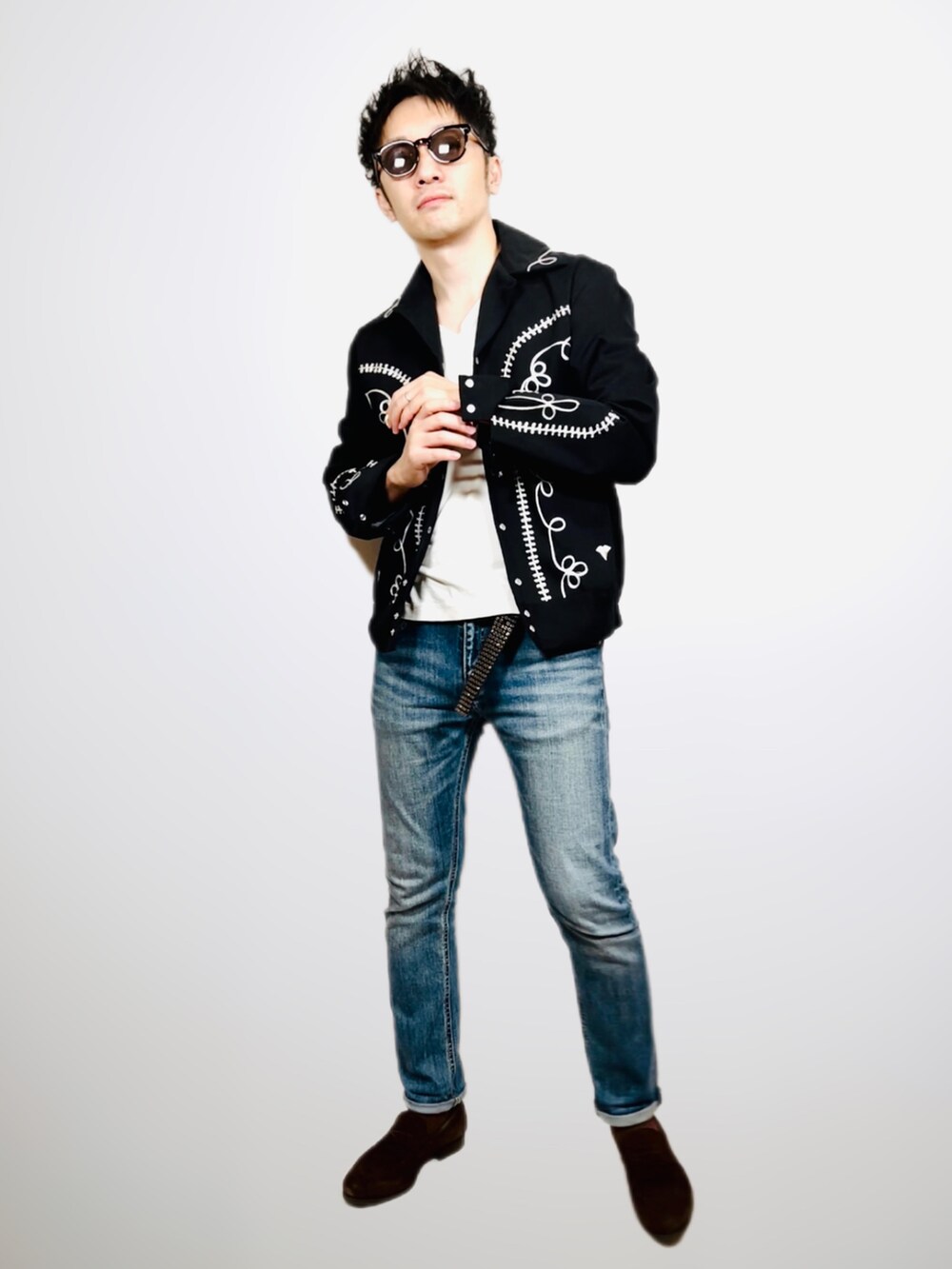 ブラック系のジャケット/アウター、ブルー系のデニムパンツ、ブラウン系のローファーを着用したメンズの春コーディネートの4枚目の写真