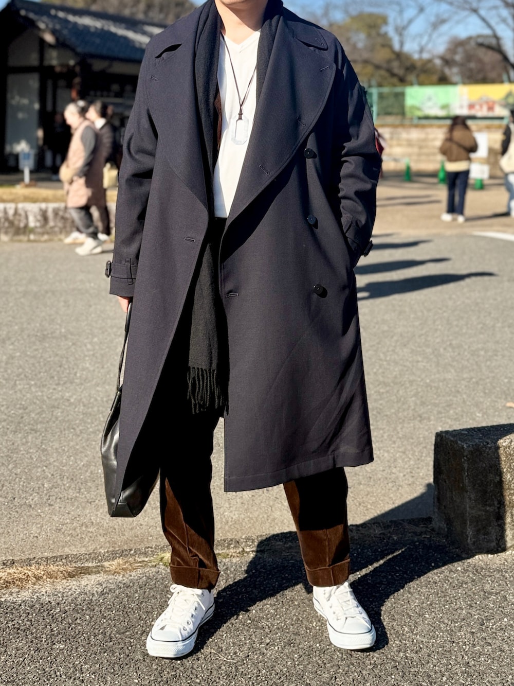 ブルー系のトレンチコートを着用したメンズの冬コーディネートの2枚目の写真