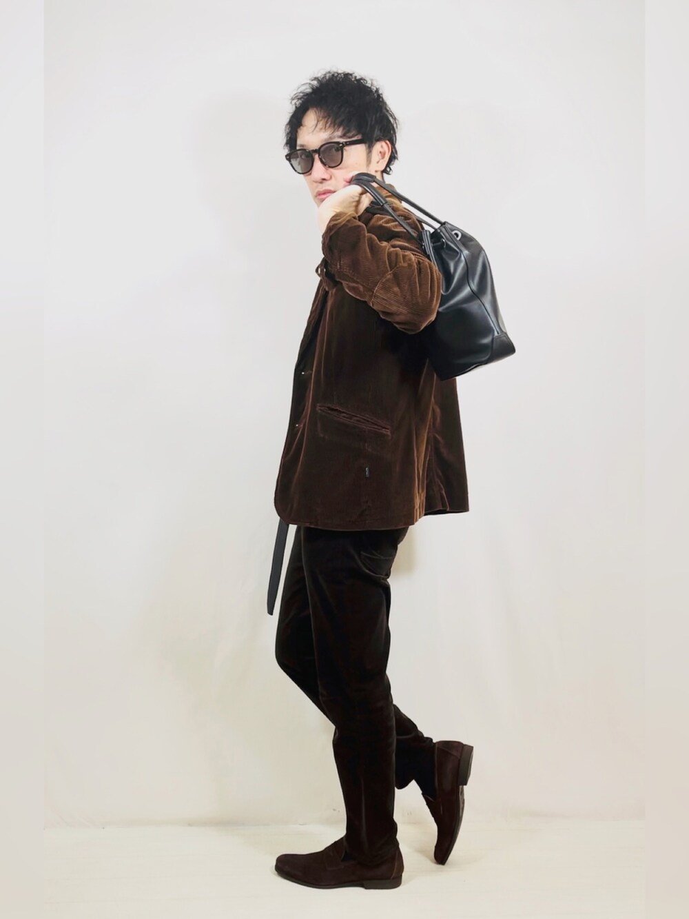 ブラウン系のテーラードジャケット、ブラウン系のパンツ、ブラウン系のローファーを着用したメンズの秋コーディネートの3枚目の写真