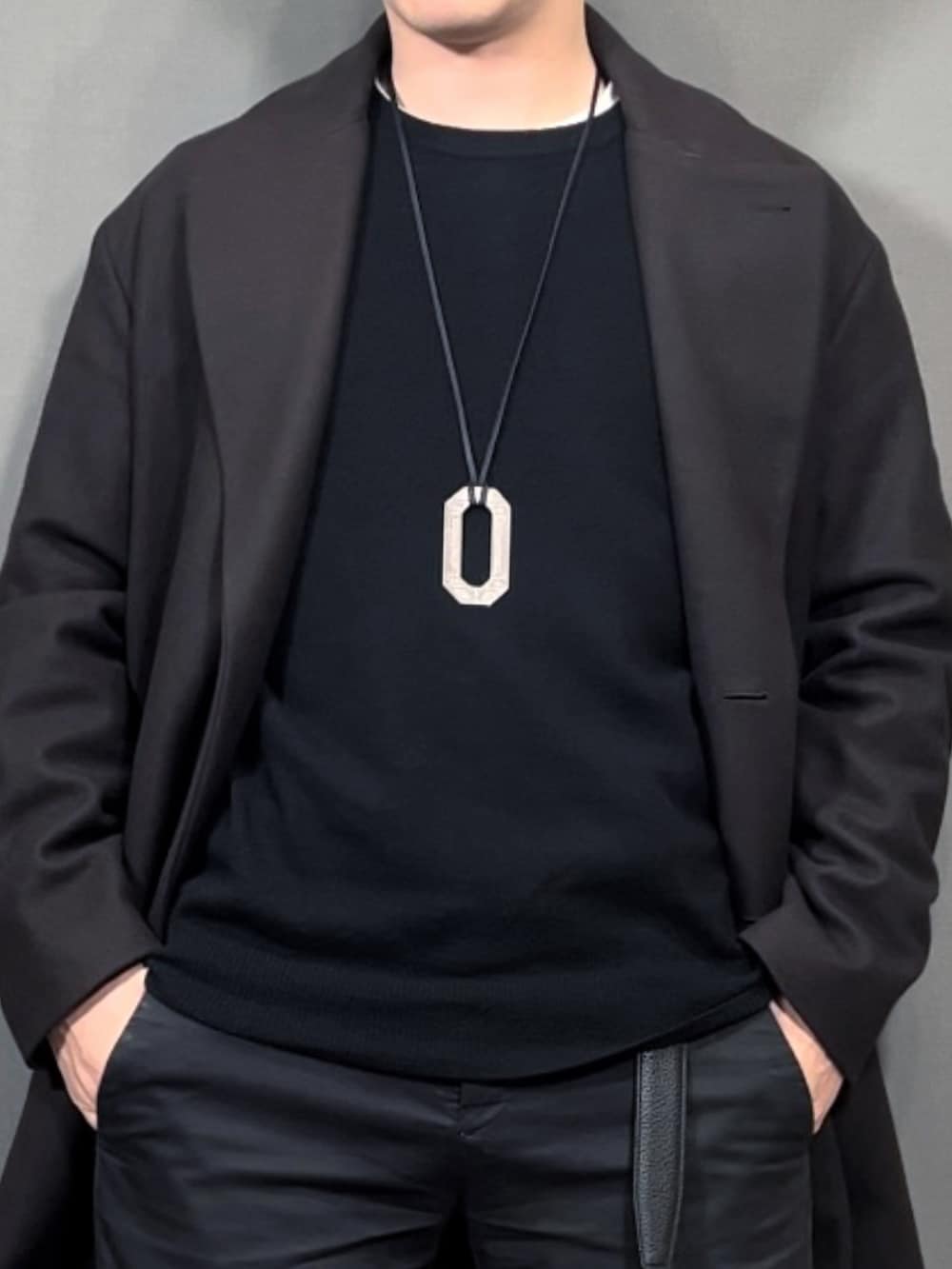 ブラウン系のジャケット/アウター、ブラック系のスラックス、ブラウン系のローファーを着用したメンズの冬コーディネートの2枚目の写真