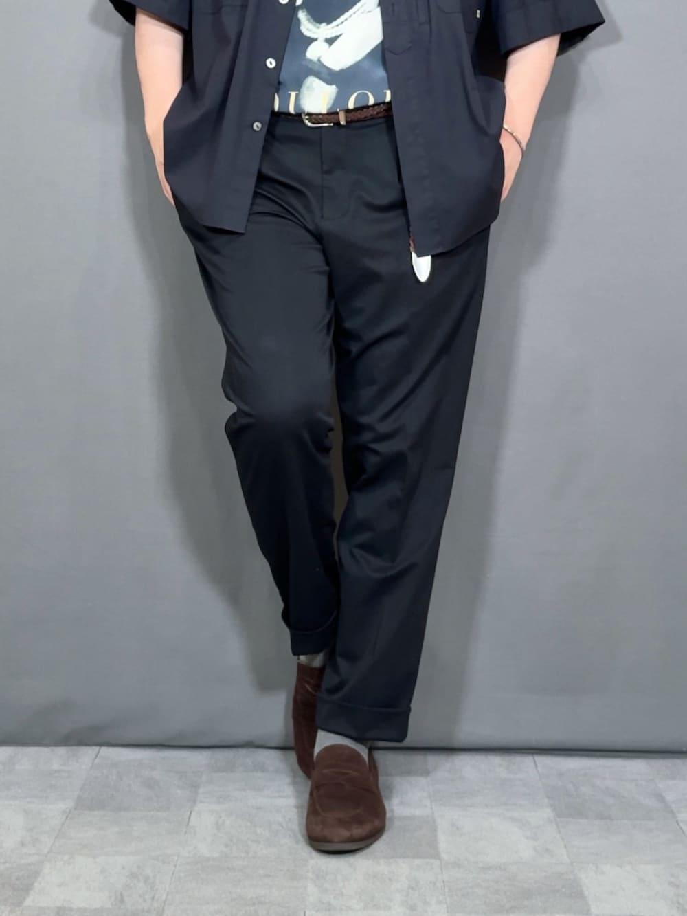 グレー系のTシャツ/カットソー、ブラウン系のローファーを着用したメンズの夏コーディネートの3枚目の写真