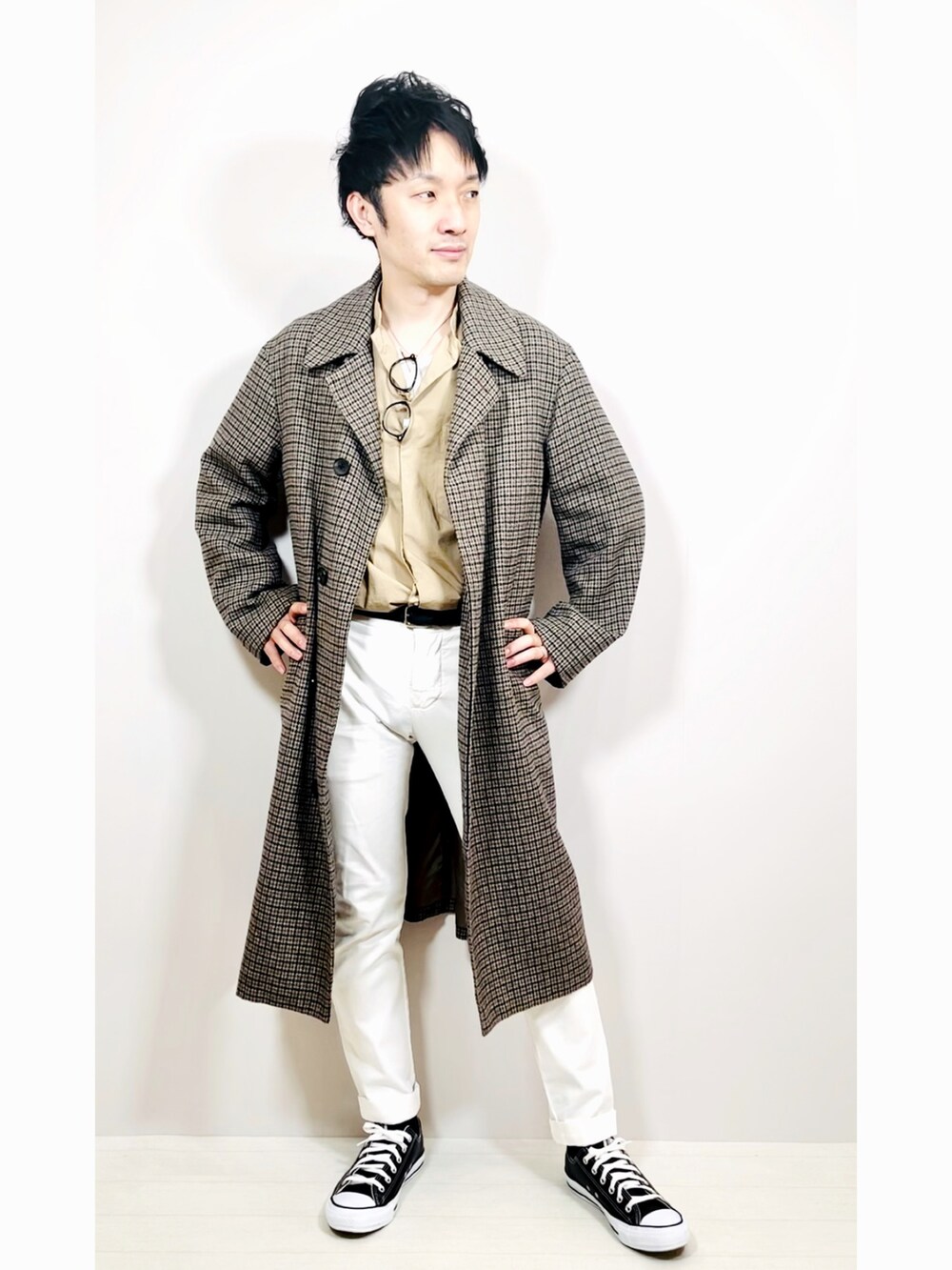 ブラック系のスニーカー、ベージュ系のシャツ/ブラウスを着用したメンズの冬コーディネートの4枚目の写真