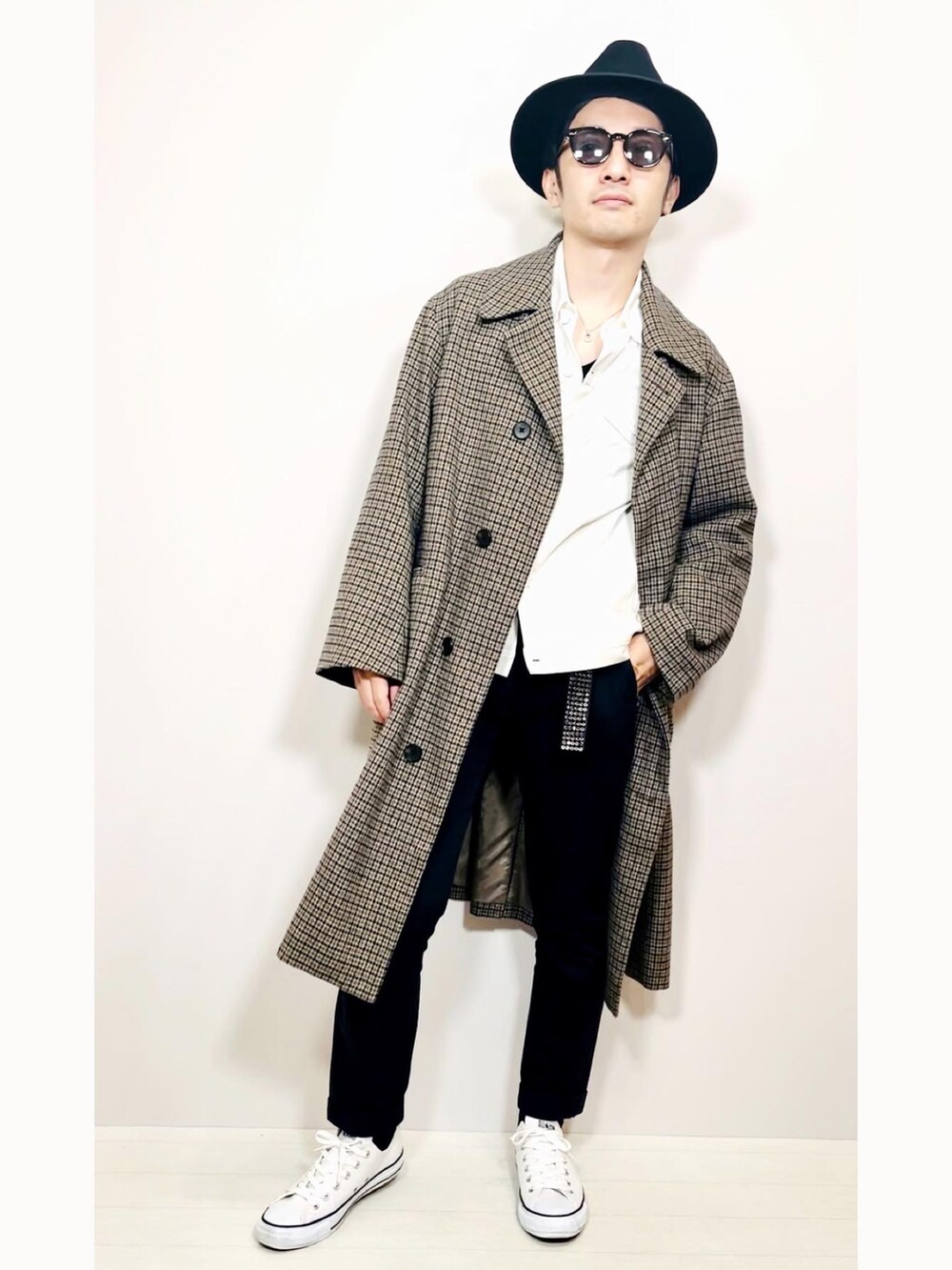 ホワイト系のブルゾン、ベージュ系のステンカラーコート、ブルー系のスラックスを着用したメンズの冬コーディネートの3枚目の写真