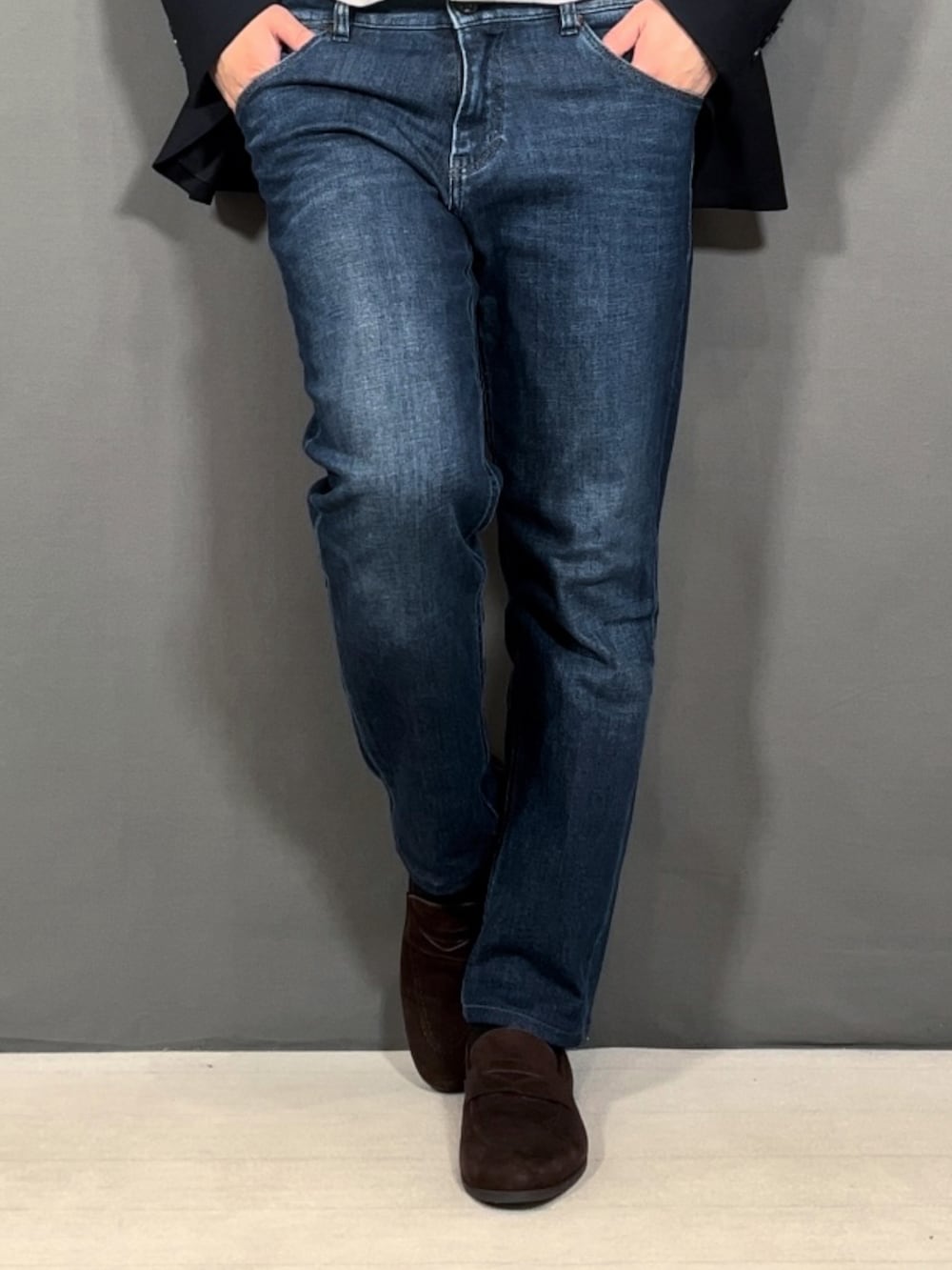 ブラック系のテーラードジャケット、ホワイト系のシャツ/ブラウス、ブルー系のデニムパンツを着用したメンズの春コーディネートの3枚目の写真