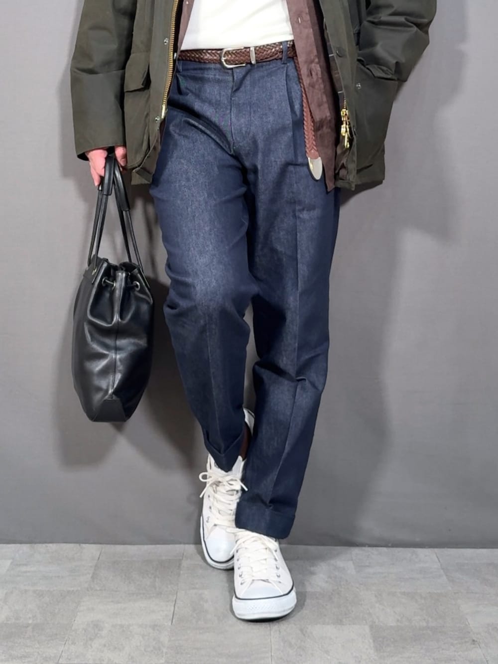 グリーン系のジャケット/アウター、ブルー系のデニムパンツ、ホワイト系のスニーカーを着用したメンズの春コーディネートの3枚目の写真