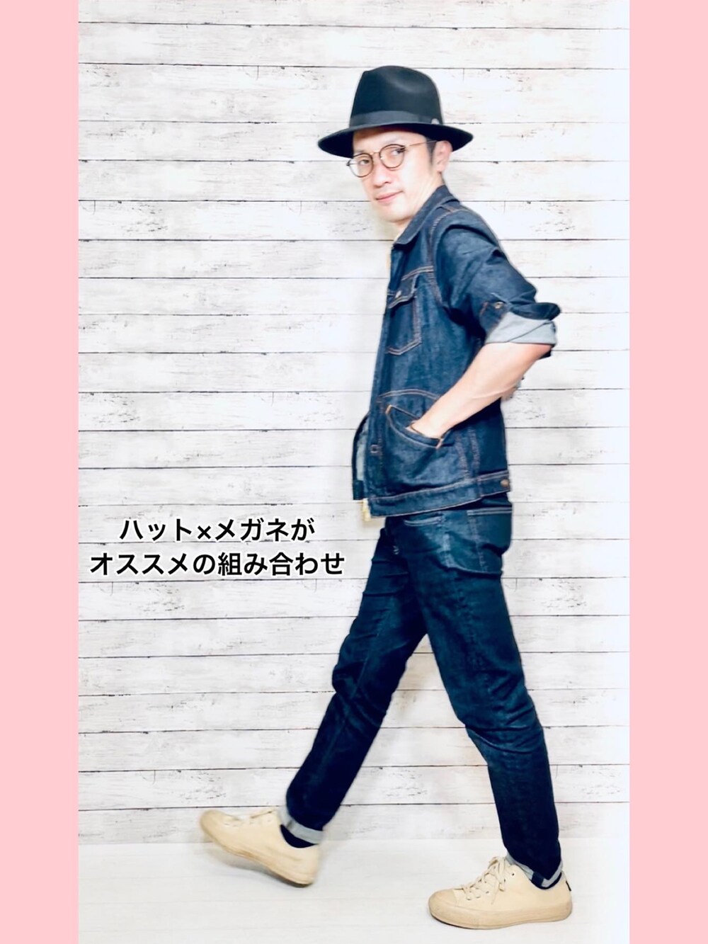 ベージュ系のシャツ/ブラウス、ブルー系のデニムジャケット、ブルー系のデニムパンツを着用したメンズの秋コーディネートの4枚目の写真