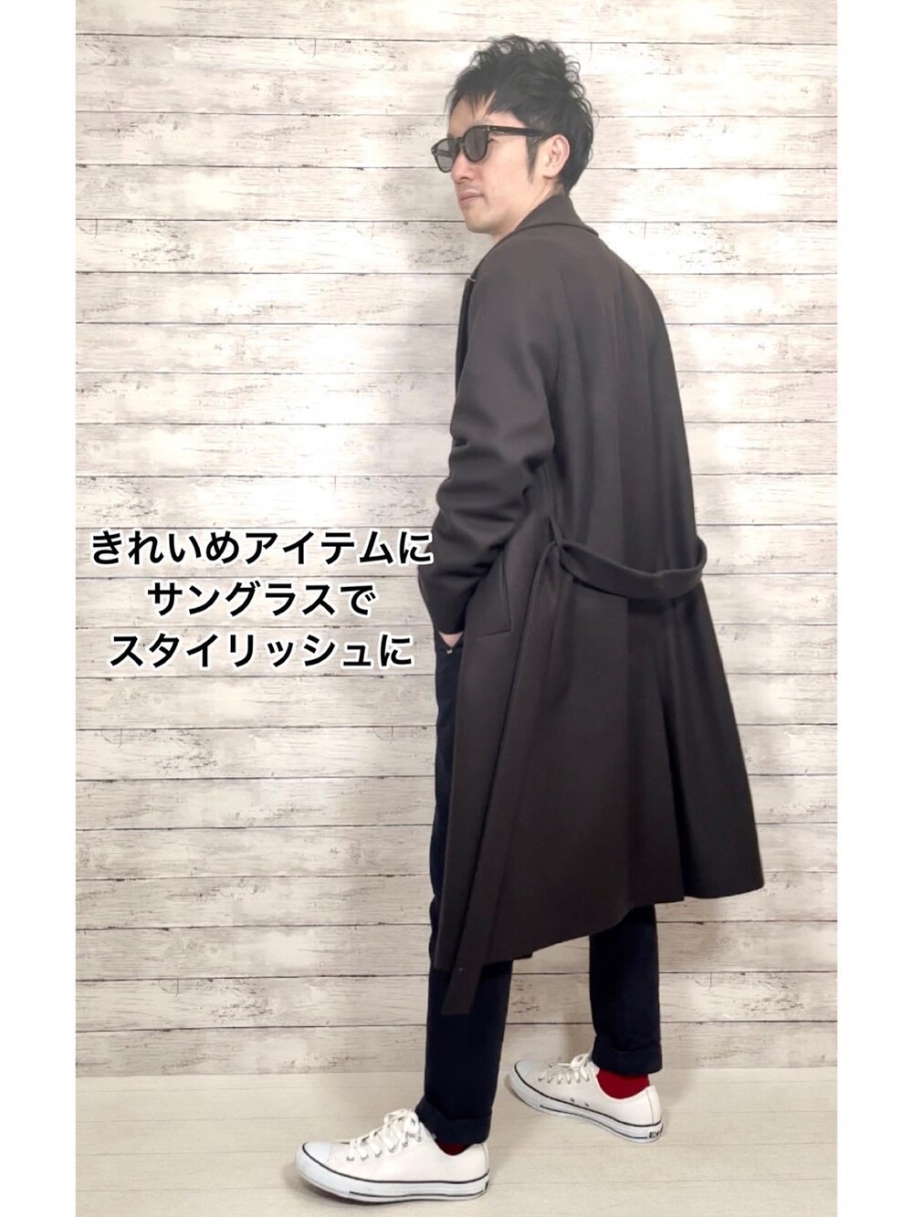 ブラウン系のジャケット/アウター、ブルー系のスラックス、ホワイト系のスニーカーを着用したメンズの冬コーディネートの4枚目の写真