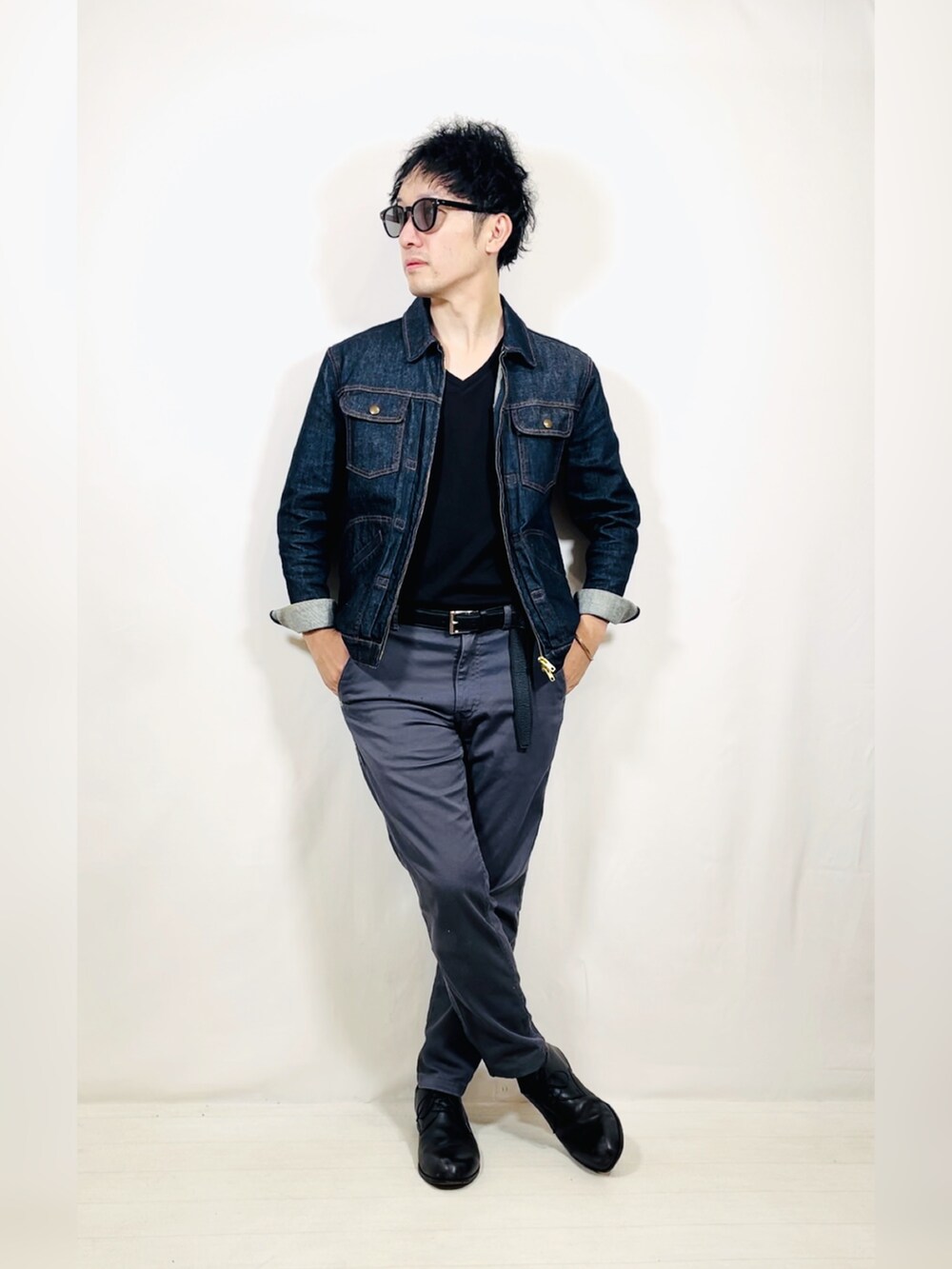 ブルー系のデニムジャケット、グレー系のパンツ、ブラック系のドレスシューズを着用したメンズの秋コーディネートの4枚目の写真