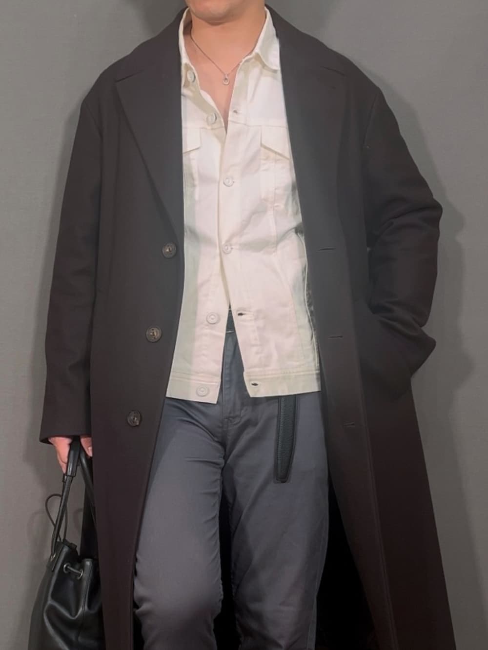 ホワイト系のシャツ/ブラウス、ブラウン系のチェスターコート、ブラウン系のローファーを着用したメンズの冬コーディネートの2枚目の写真