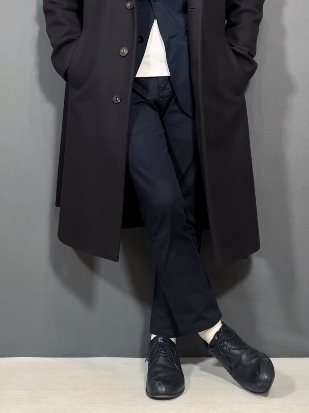 ブラウン系のジャケット/アウター、ブルー系のスラックス、ブラック系のドレスシューズを着用したメンズの冬コーディネートの3枚目の写真