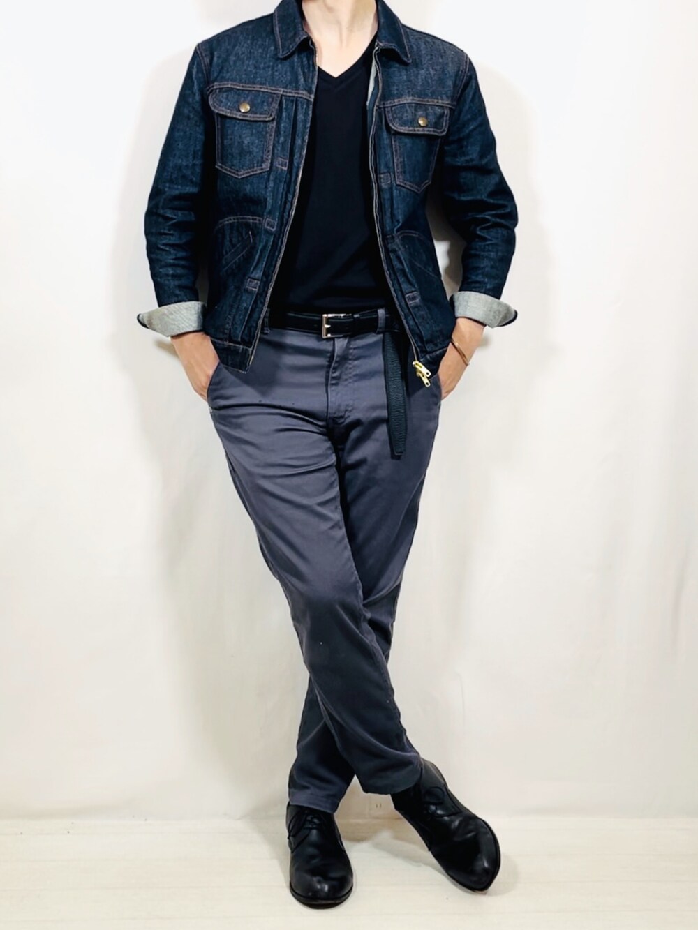 ブルー系のデニムジャケット、グレー系のパンツ、ブラック系のドレスシューズを着用したメンズの秋コーディネートの2枚目の写真
