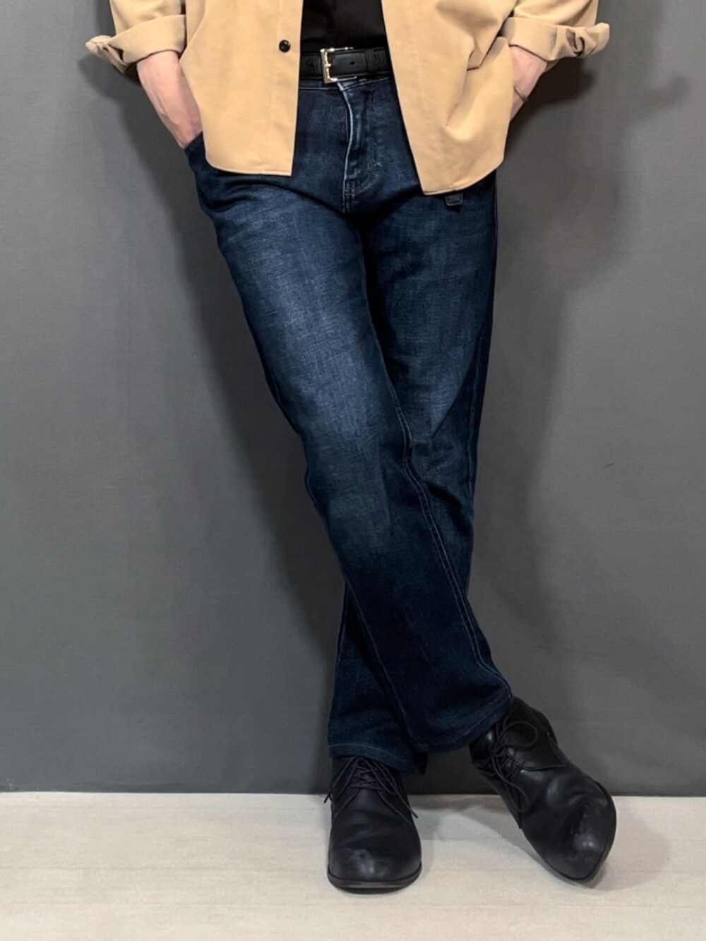 ベージュ系のシャツ/ブラウス、ブラック系のシャツ/ブラウス、ブルー系のデニムパンツを着用したメンズの春コーディネートの3枚目の写真