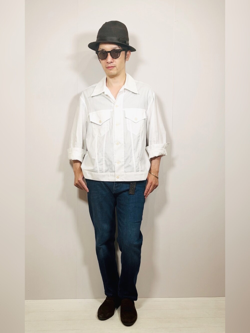 ホワイト系のシャツ/ブラウス、ブルー系のデニムパンツ、ブラウン系のローファーを着用したメンズの夏コーディネートの2枚目の写真