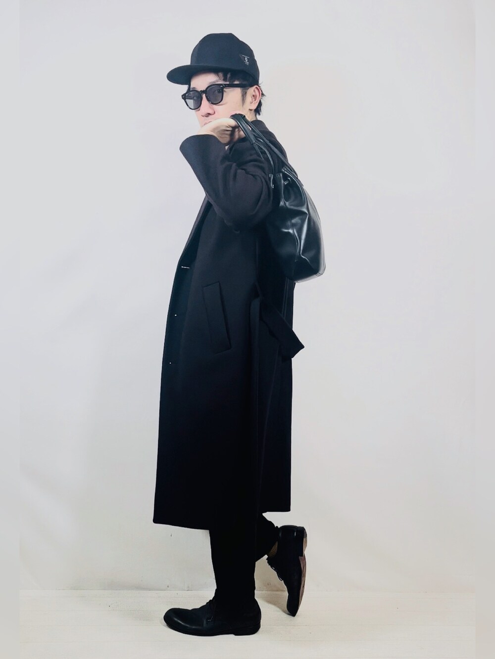 ベージュ系のシャツ/ブラウス、ブラウン系のジャケット/アウター、ブラウン系のパンツを着用したメンズの秋コーディネートの5枚目の写真