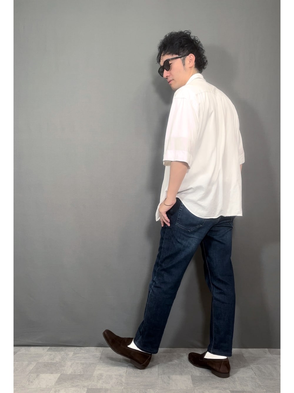 ホワイト系のTシャツ/カットソー、ホワイト系のシャツ/ブラウス、ブルー系のデニムパンツを着用したメンズの夏コーディネートの4枚目の写真