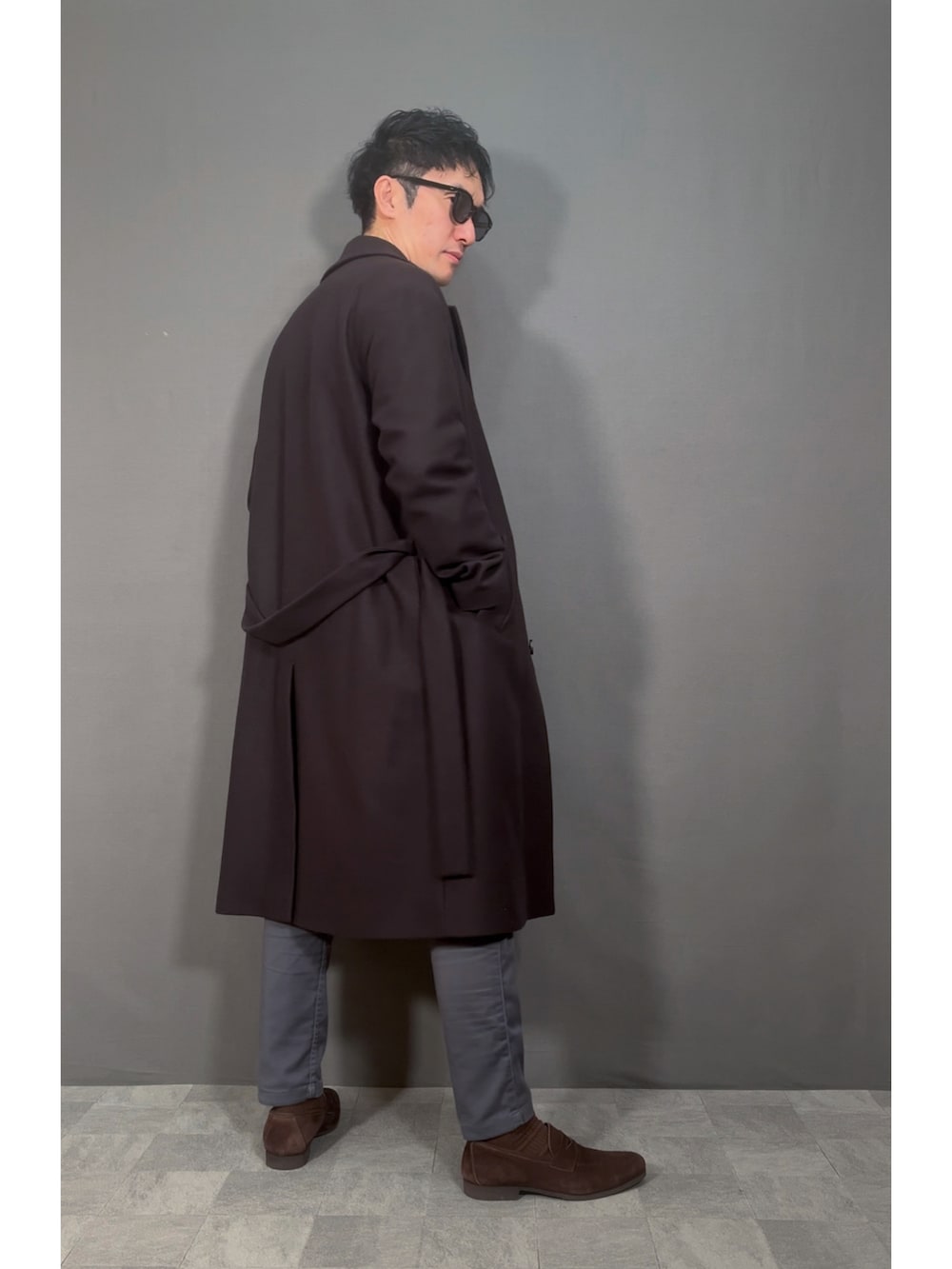 ホワイト系のシャツ/ブラウス、ブラウン系のチェスターコート、ブラウン系のローファーを着用したメンズの冬コーディネートの4枚目の写真