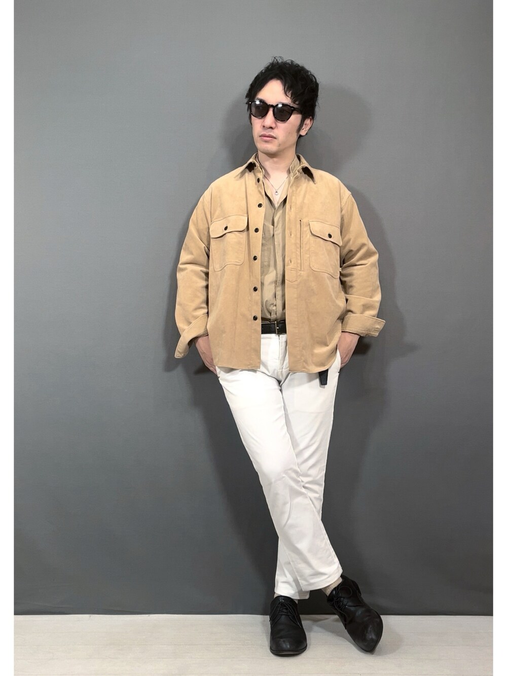 ベージュ系のシャツ/ブラウス、ベージュ系のシャツ/ブラウス、ホワイト系のスラックスを着用したメンズの春コーディネートの5枚目の写真