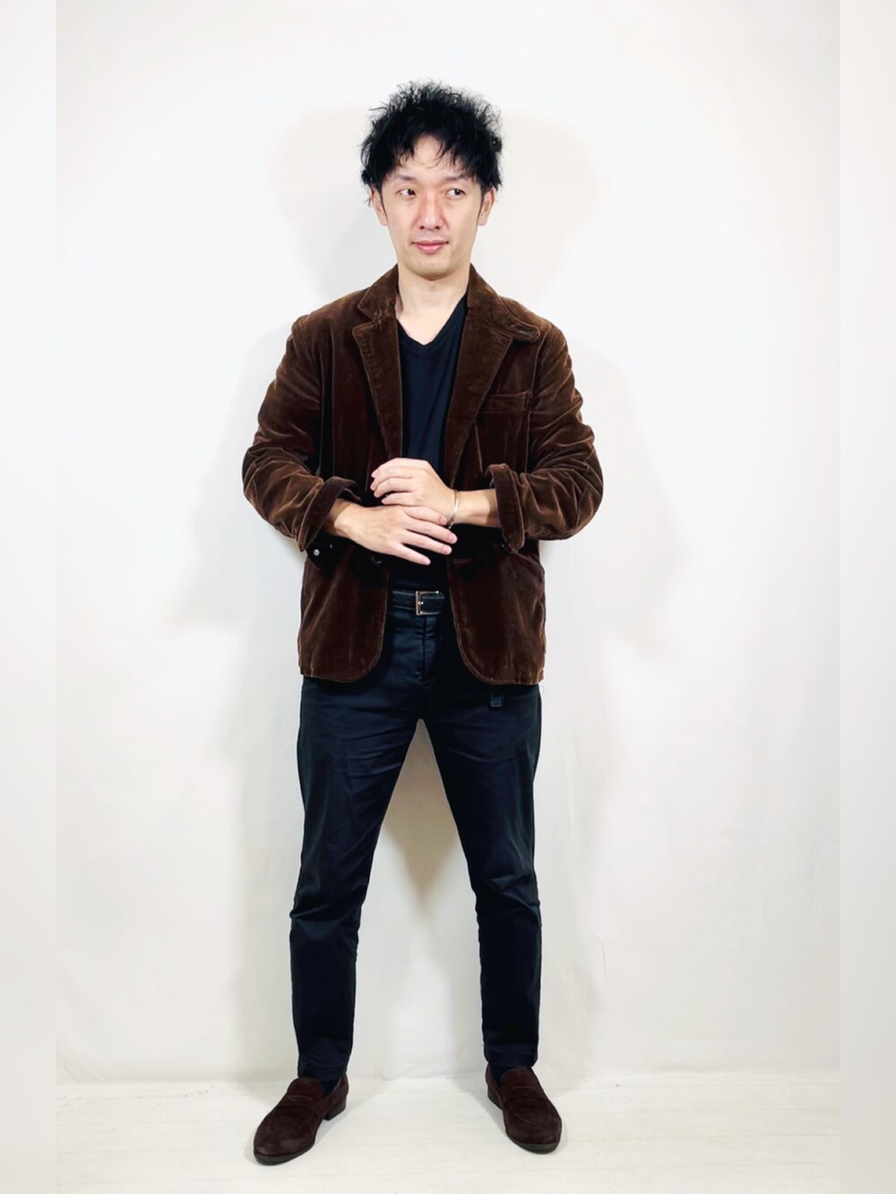 ブラウン系のテーラードジャケット、ブラック系のスラックス、ブラウン系のローファーを着用したメンズの秋コーディネートの5枚目の写真