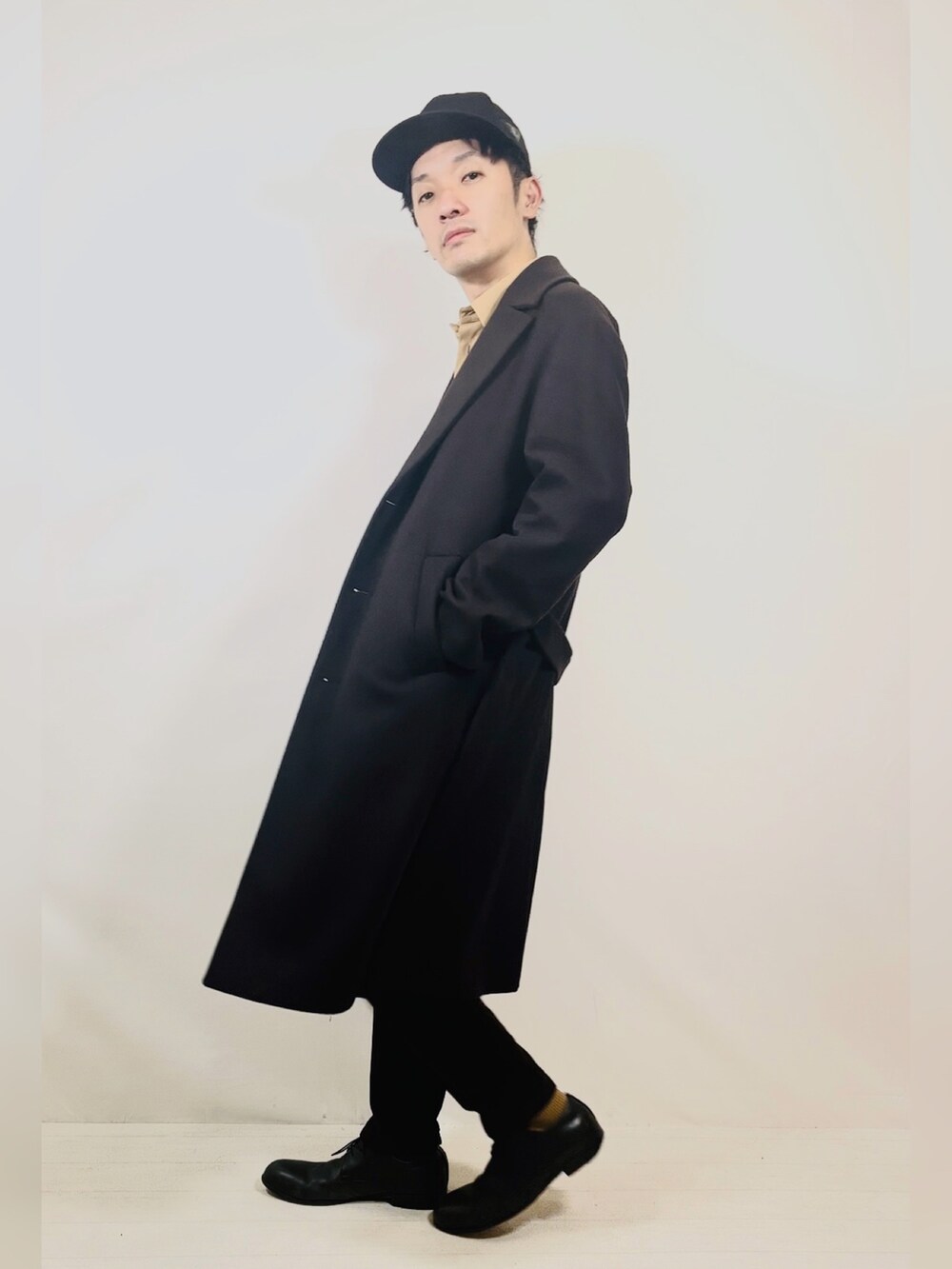 ベージュ系のシャツ/ブラウス、ブラウン系のジャケット/アウター、ブラウン系のパンツを着用したメンズの秋コーディネートの2枚目の写真