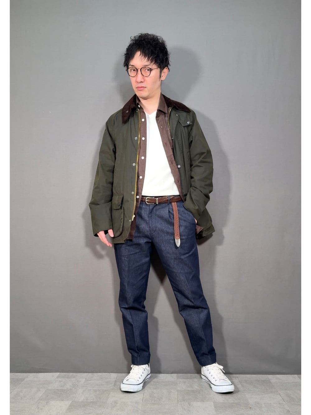 グリーン系のジャケット/アウター、ブルー系のデニムパンツ、ホワイト系のスニーカーを着用したメンズの春コーディネートの5枚目の写真