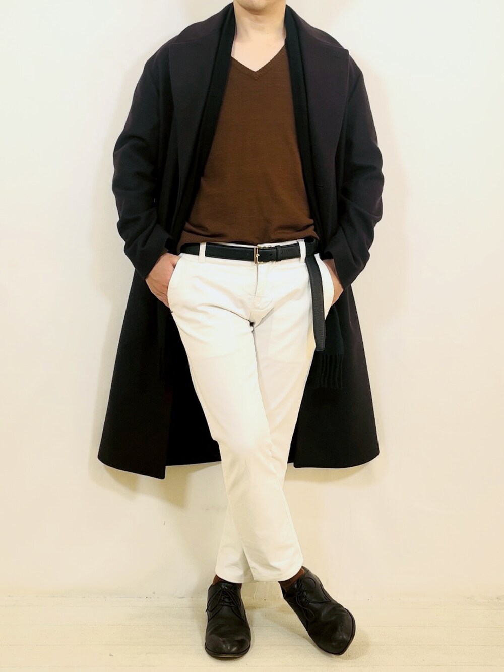 ブラウン系のジャケット/アウター、ホワイト系のスラックス、ブラック系のドレスシューズを着用したメンズの冬コーディネートの2枚目の写真