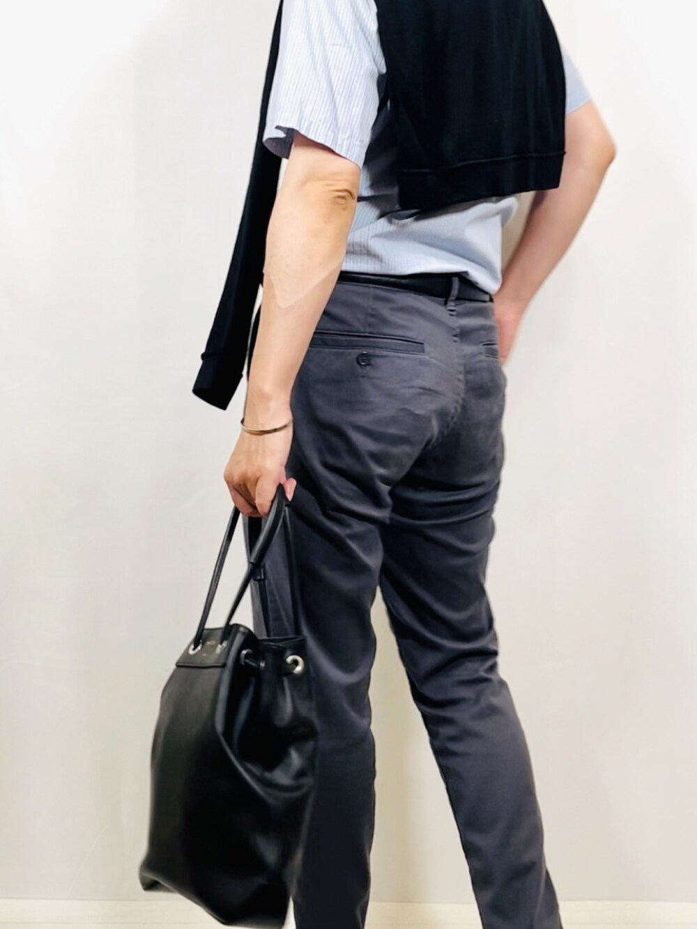 ブルー系のシャツ/ブラウス、グレー系のパンツ、ブラック系のドレスシューズを着用したメンズの夏コーディネートの3枚目の写真
