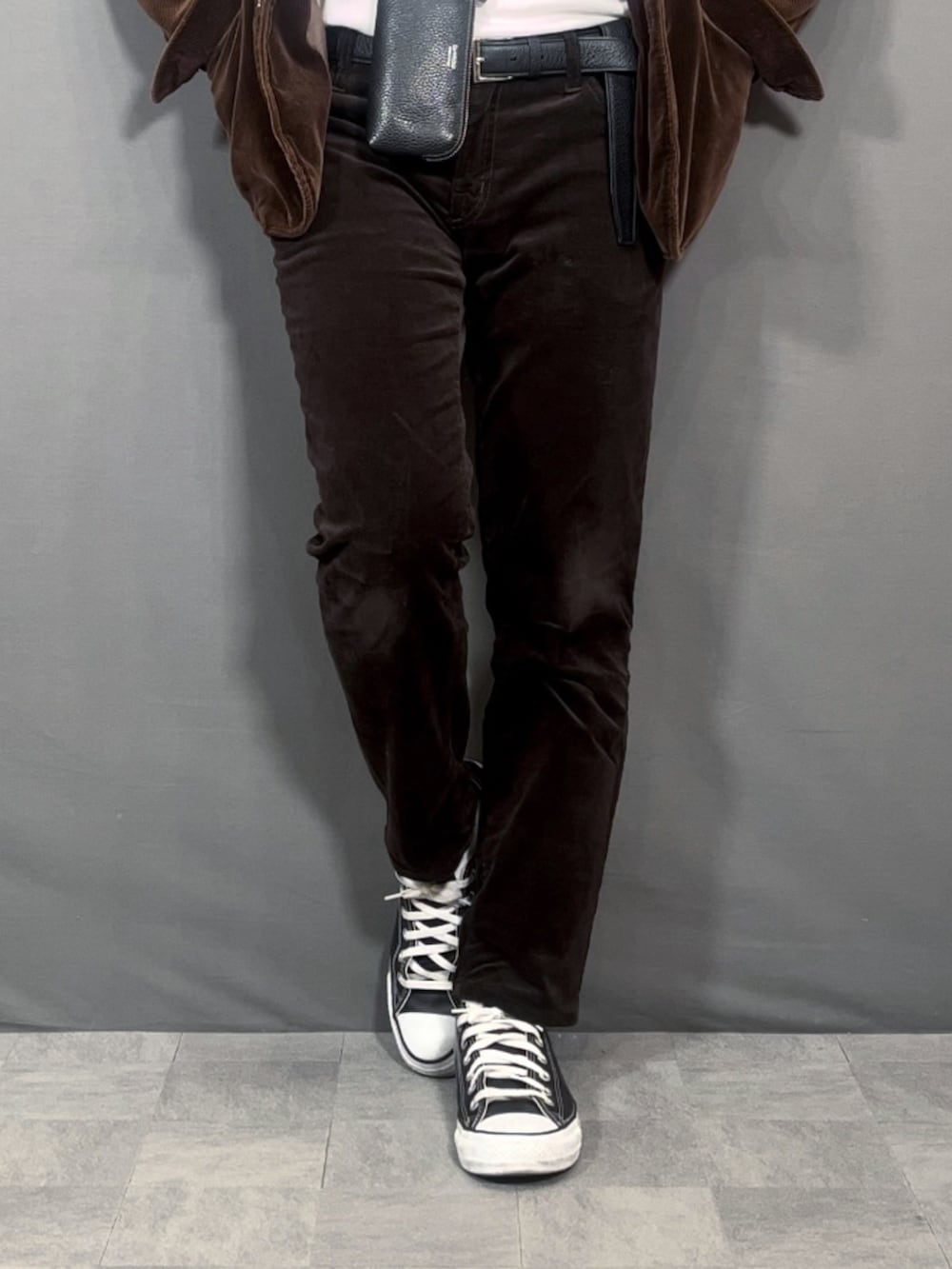 ブラウン系のテーラードジャケット、ブラウン系のパンツ、ブラック系のスニーカーを着用したメンズの秋コーディネートの3枚目の写真