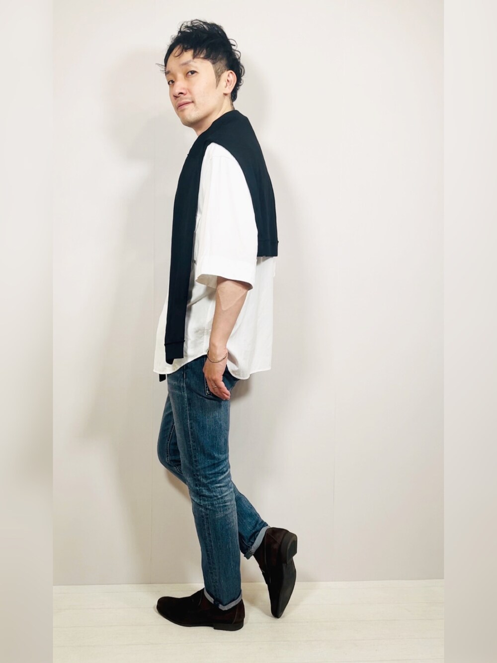 ホワイト系のシャツ/ブラウス、ブルー系のデニムパンツ、ブラウン系のローファーを着用したメンズの春コーディネートの5枚目の写真