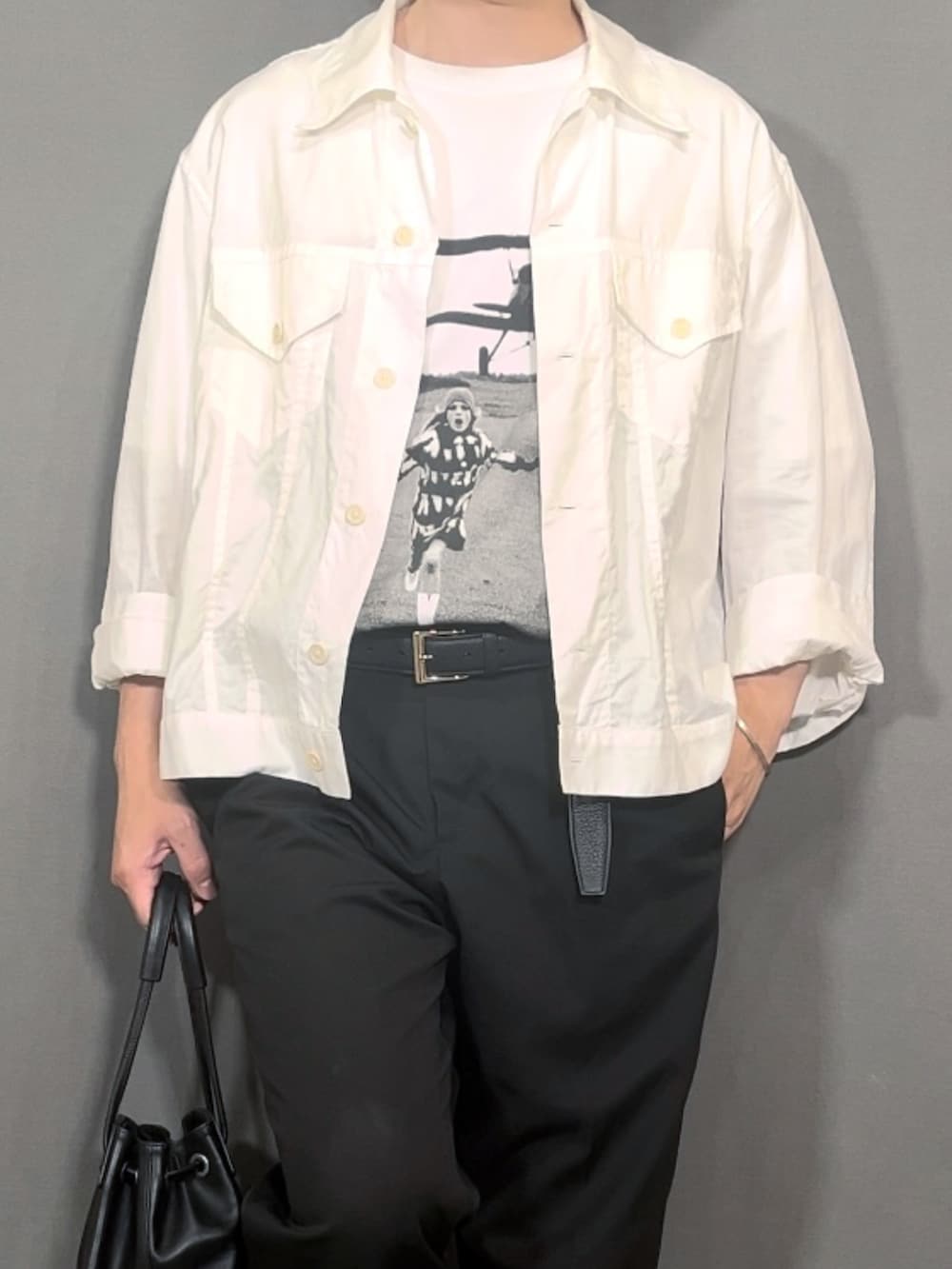 ホワイト系のシャツ/ブラウス、ブラック系のスラックス、ブラウン系のローファーを着用したメンズの夏コーディネートの2枚目の写真