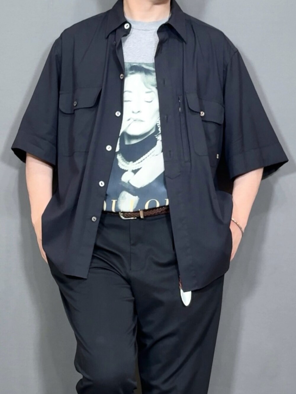 グレー系のTシャツ/カットソー、ブラウン系のローファーを着用したメンズの夏コーディネートの2枚目の写真