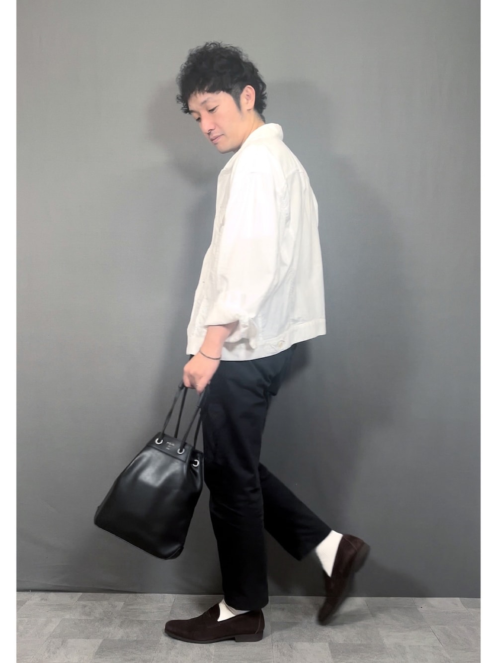 ホワイト系のシャツ/ブラウス、ホワイト系のTシャツ/カットソー、ブラック系のスラックスを着用したメンズの夏コーディネートの5枚目の写真