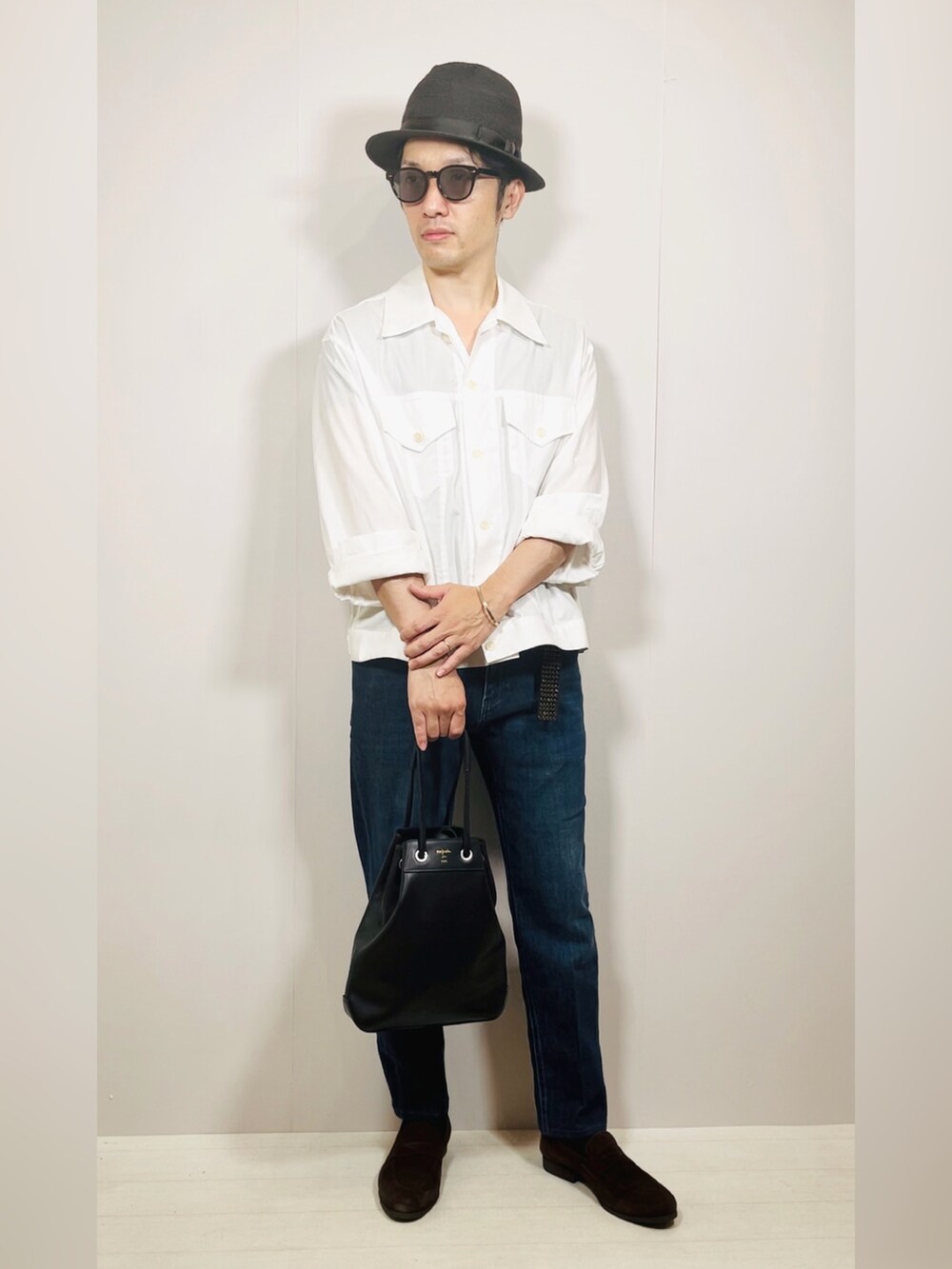 ホワイト系のシャツ/ブラウス、ブルー系のデニムパンツ、ブラウン系のローファーを着用したメンズの夏コーディネートの4枚目の写真