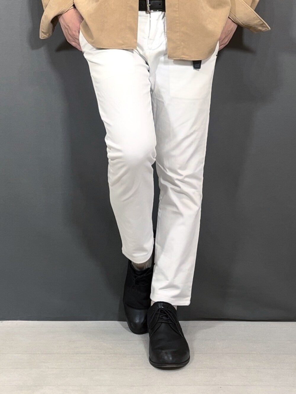 ベージュ系のシャツ/ブラウス、ベージュ系のシャツ/ブラウス、ホワイト系のスラックスを着用したメンズの春コーディネートの3枚目の写真